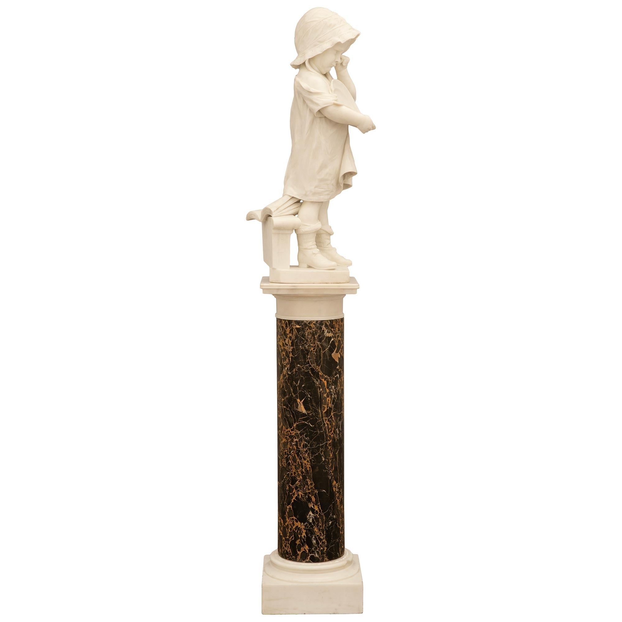 Estatua y pedestal italianos de mármol de Carrara del siglo XIX firmados Galli Firenza en Bueno estado para la venta en West Palm Beach, FL