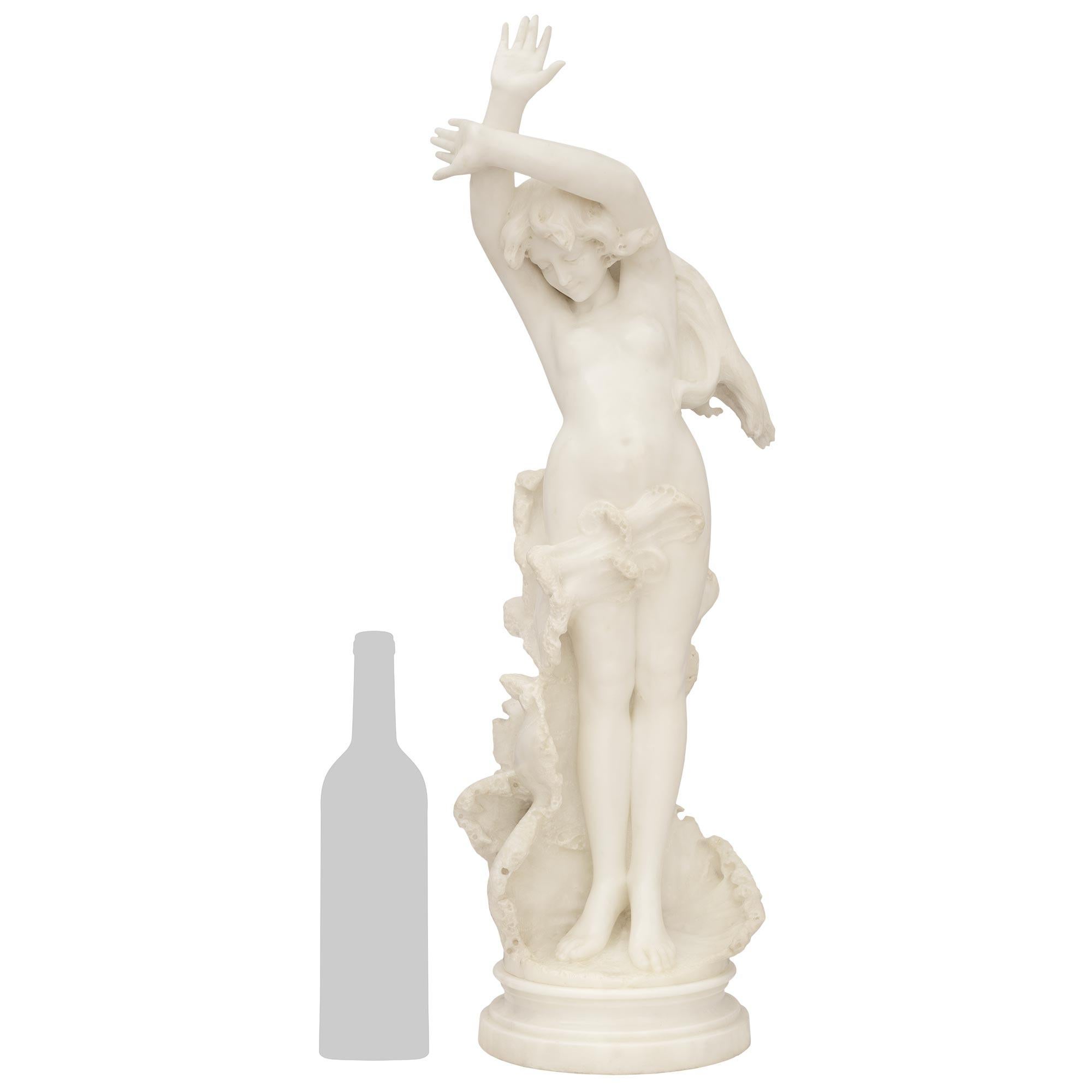 Statua in marmo bianco di Carrara del XIX secolo, meravigliosamente eseguita, raffigurante Venere dalle onde, firmata da Cesare Lapini, 1885. La statua è sollevata da una base circolare screziata sotto la quale si trova la Venere nuda con le braccia