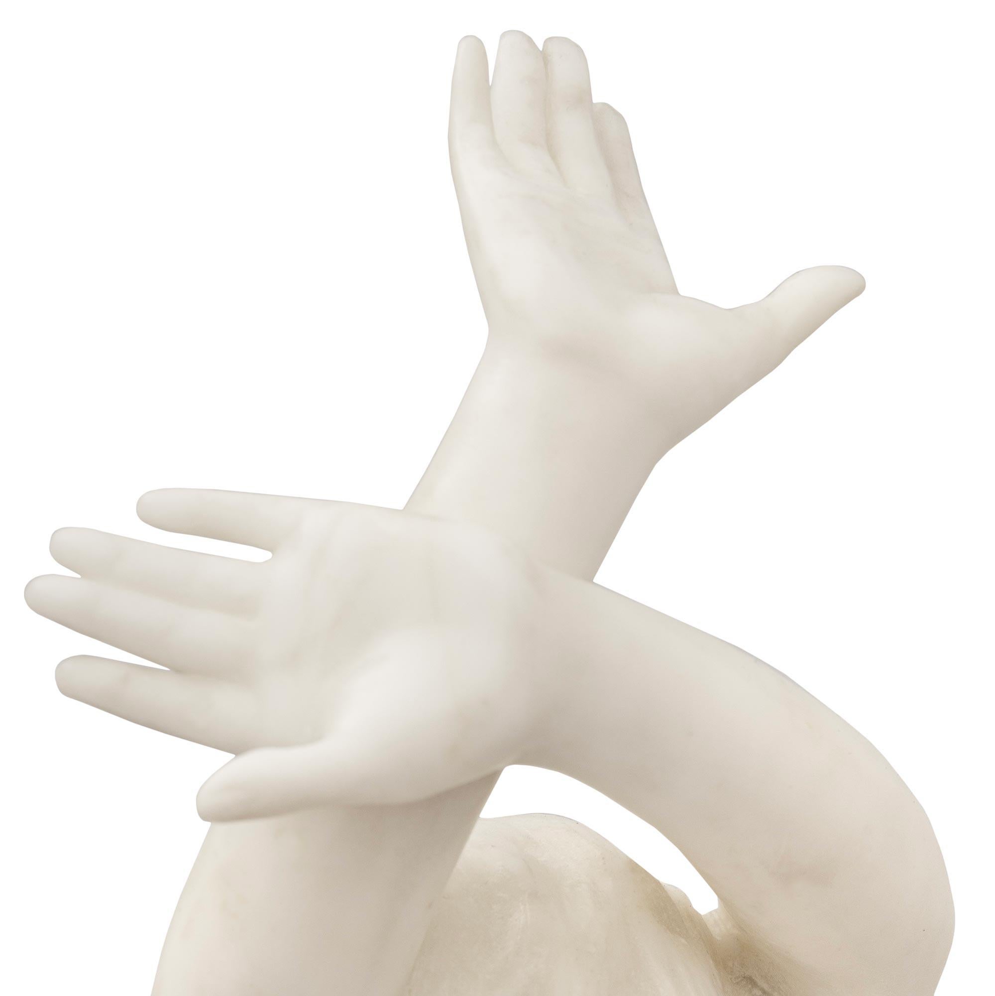 Marmo di Carrara Statua italiana in marmo di Carrara del XIX secolo raffigurante Venere dalle onde, firmata Lapini in vendita