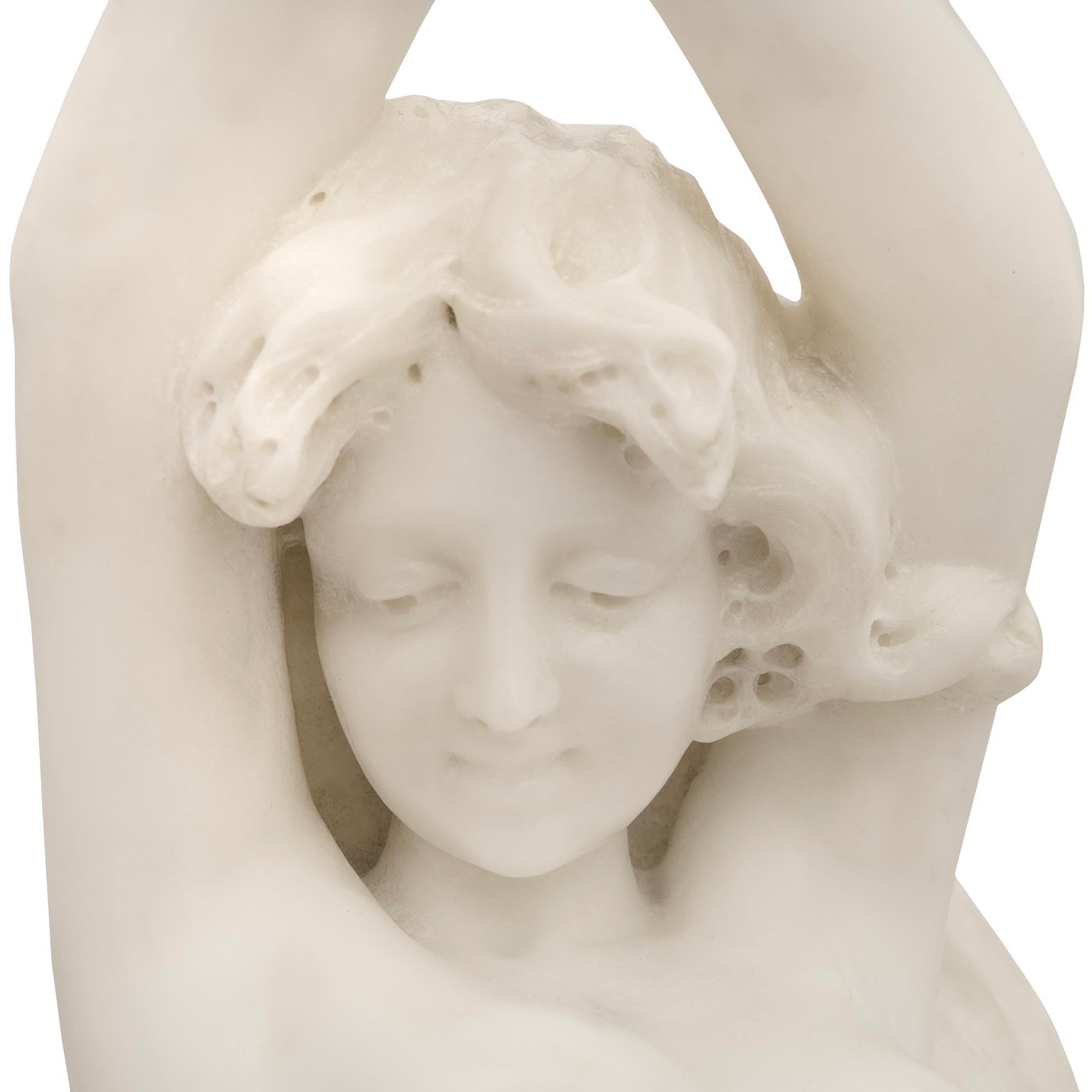 Statua italiana in marmo di Carrara del XIX secolo raffigurante Venere dalle onde, firmata Lapini in vendita 1