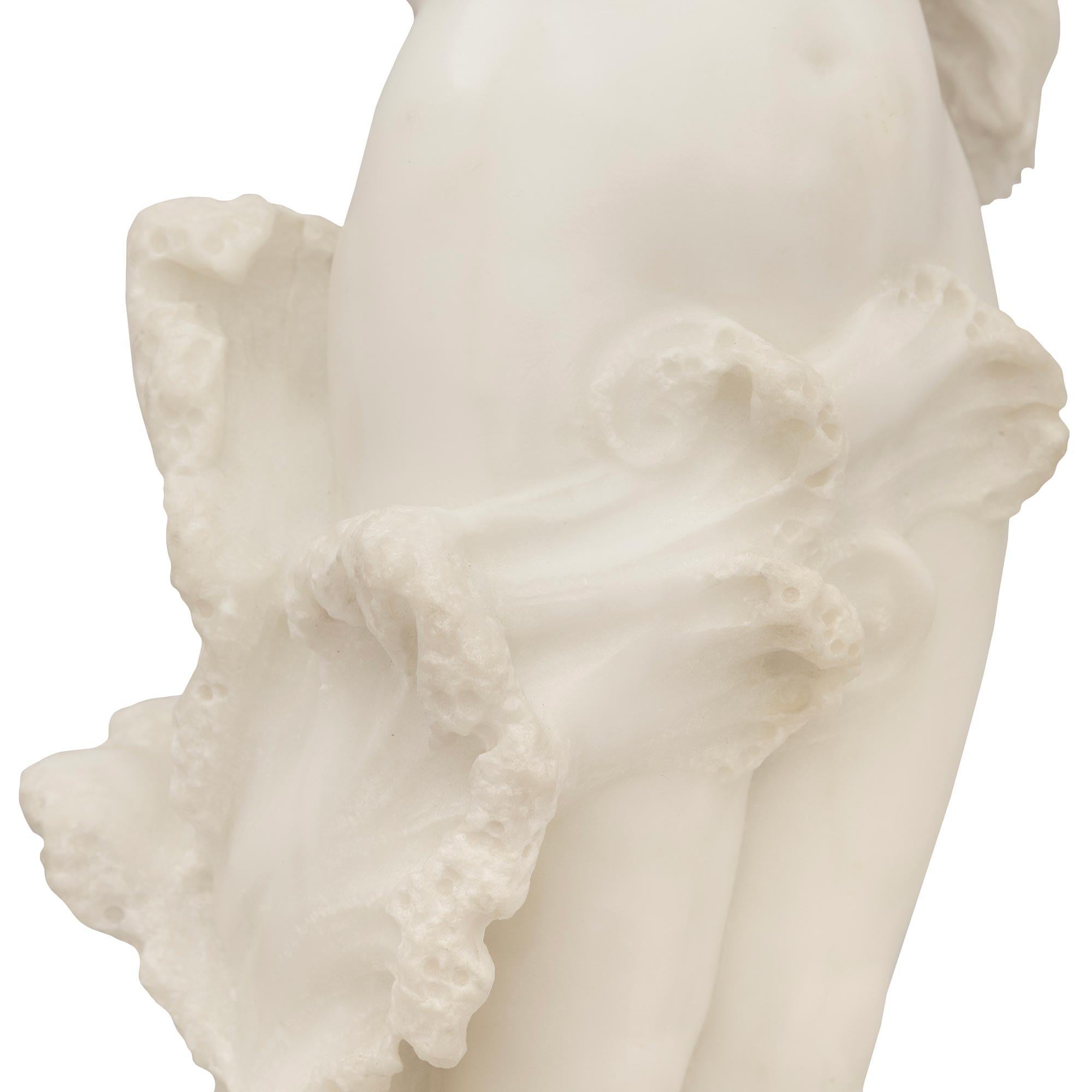 Statua italiana in marmo di Carrara del XIX secolo raffigurante Venere dalle onde, firmata Lapini in vendita 2