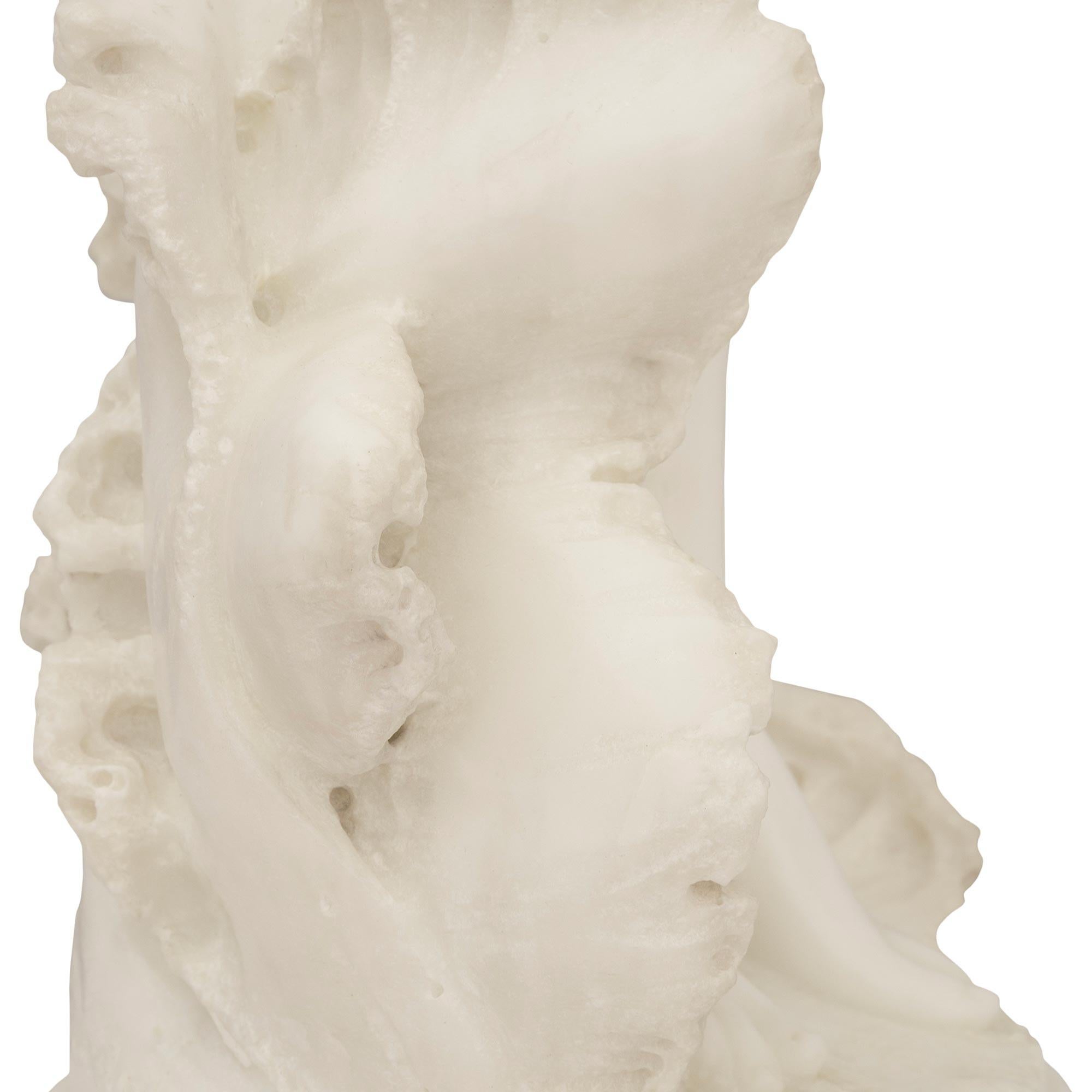 Statua italiana in marmo di Carrara del XIX secolo raffigurante Venere dalle onde, firmata Lapini in vendita 3