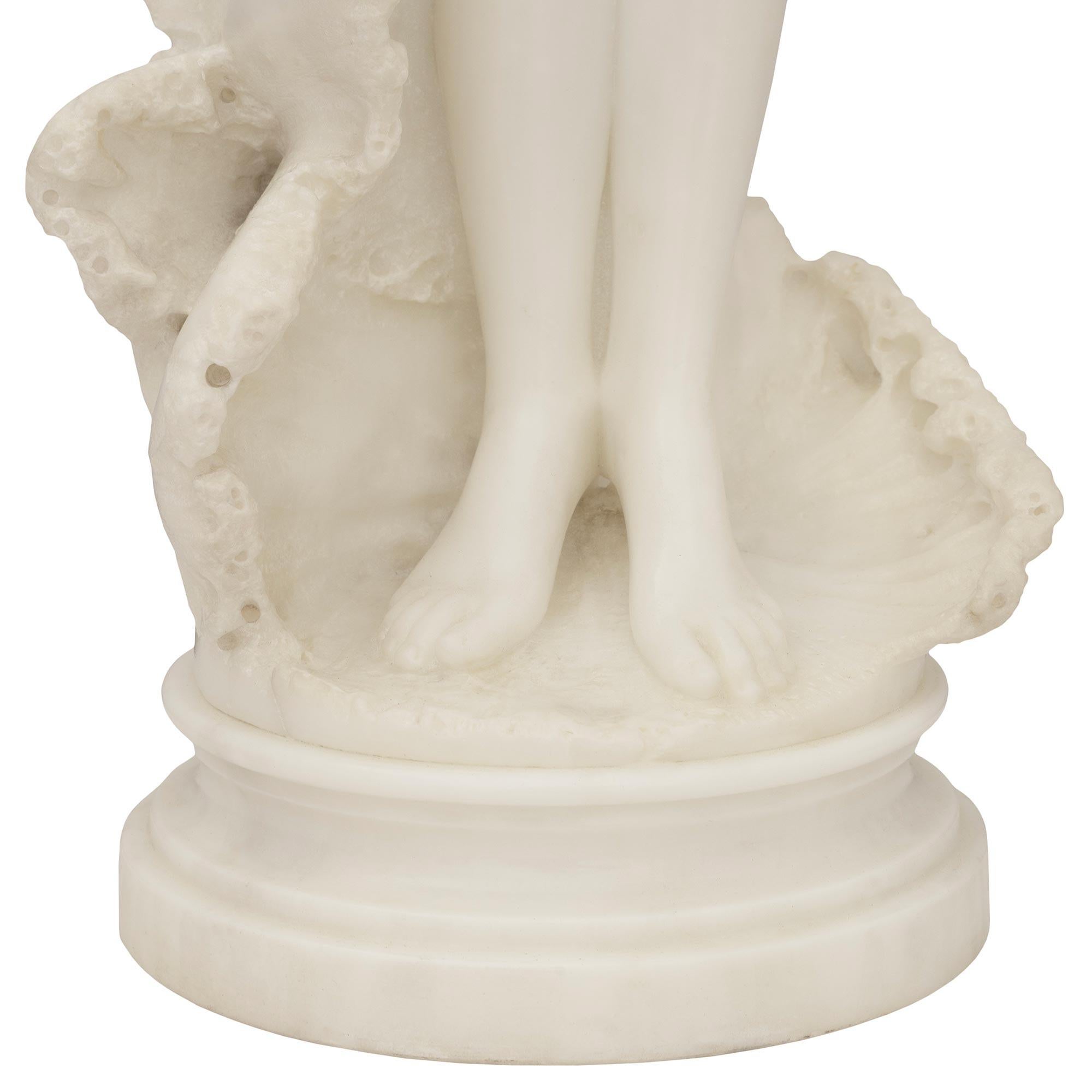 Statua italiana in marmo di Carrara del XIX secolo raffigurante Venere dalle onde, firmata Lapini in vendita 4