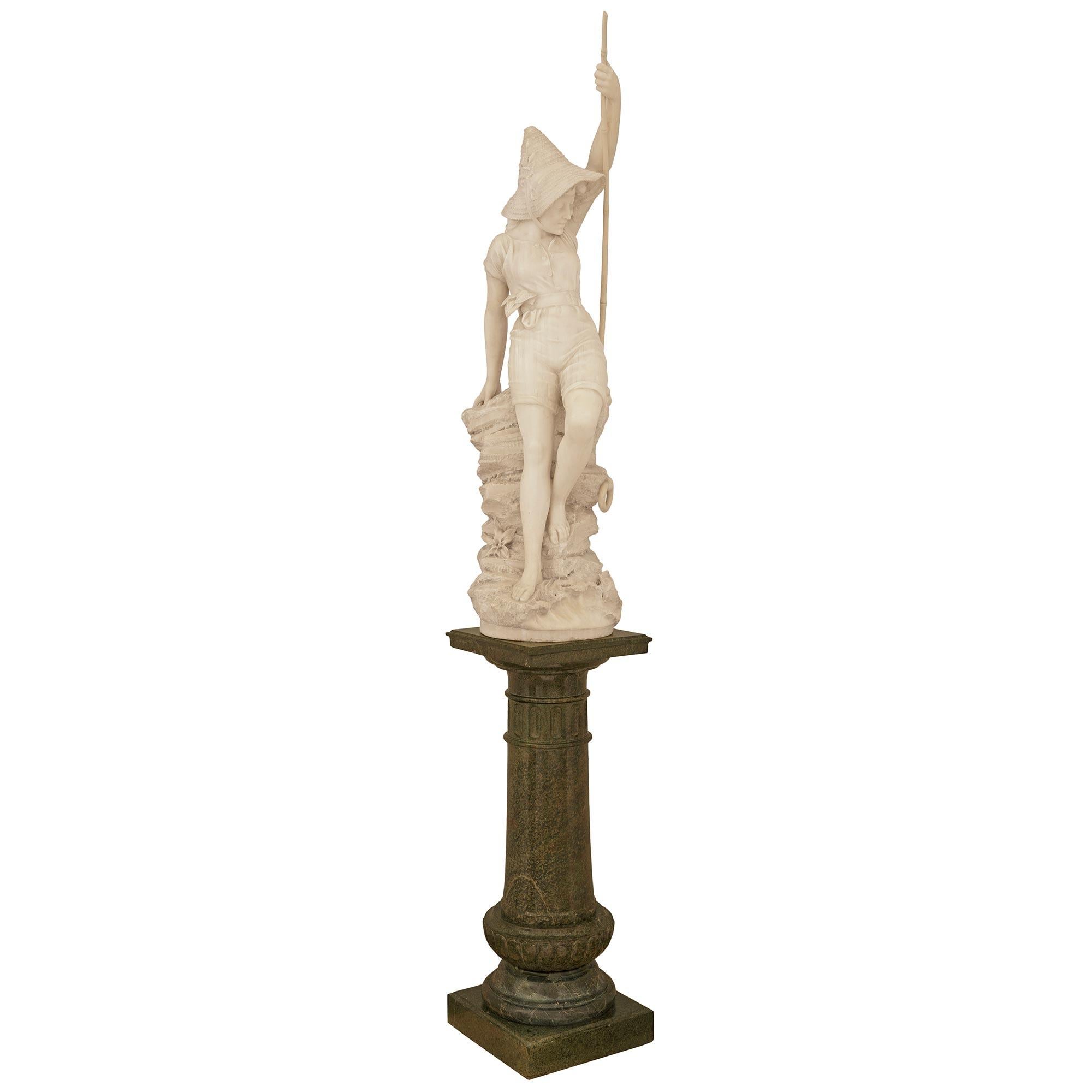 Una sensazionale statua in marmo bianco di Carrara e Vert de Patricia della metà del XIX secolo, estremamente ben eseguita, raffigurante una giovane pescatrice napoletana, firmata da Pietro Bazzanti. Questa splendida statua è sollevata da un