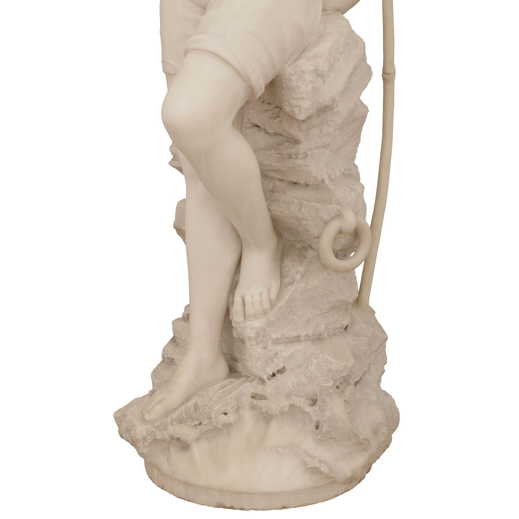 Statua italiana di Carrara del XIX secolo raffigurante una fanciulla pescatrice, opera di Pietro Bazzanti in vendita 3