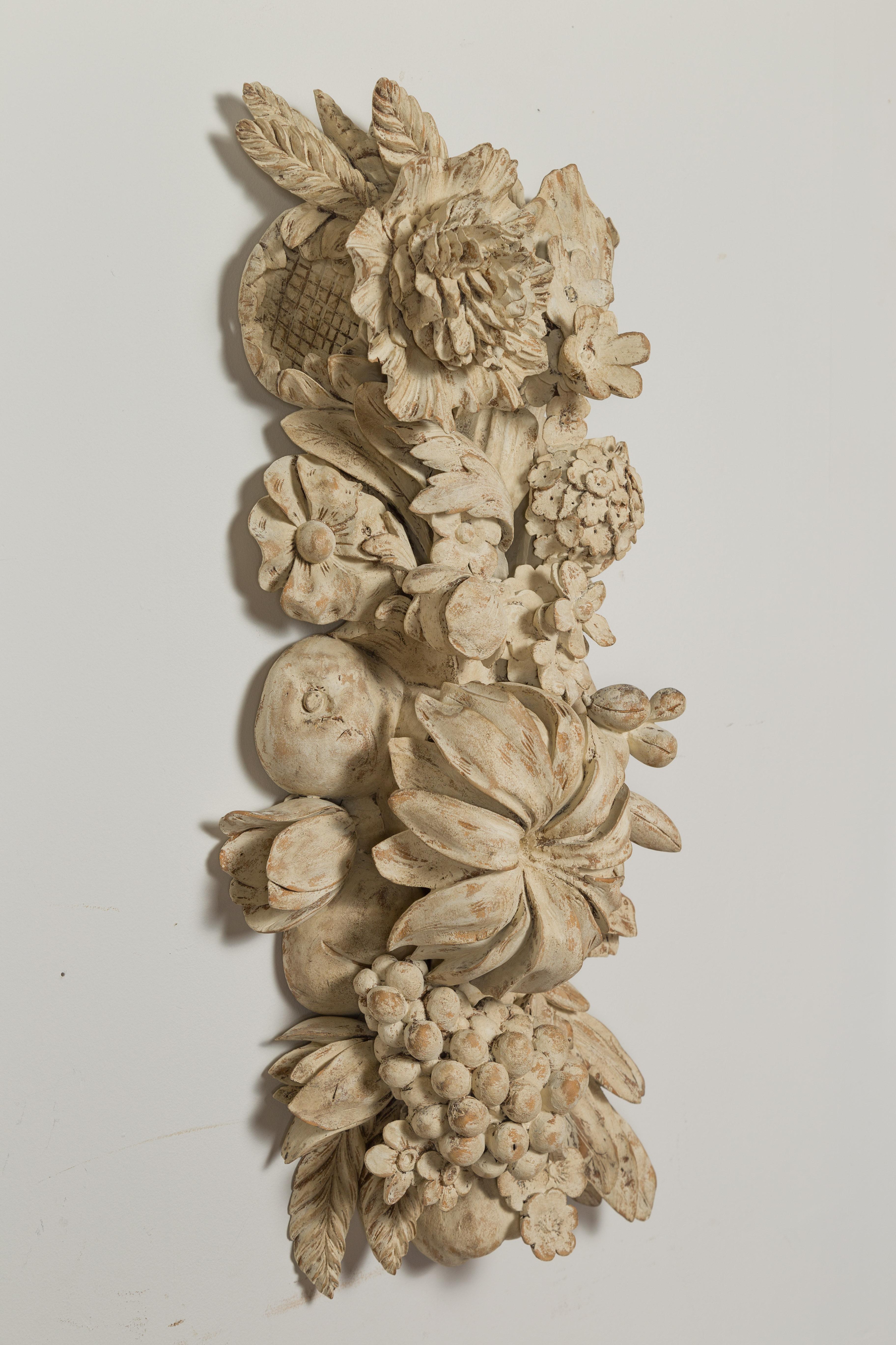 Fragment de bois italien du 19ème siècle sculpté et peint avec des fruits et des fleurs en vente 5