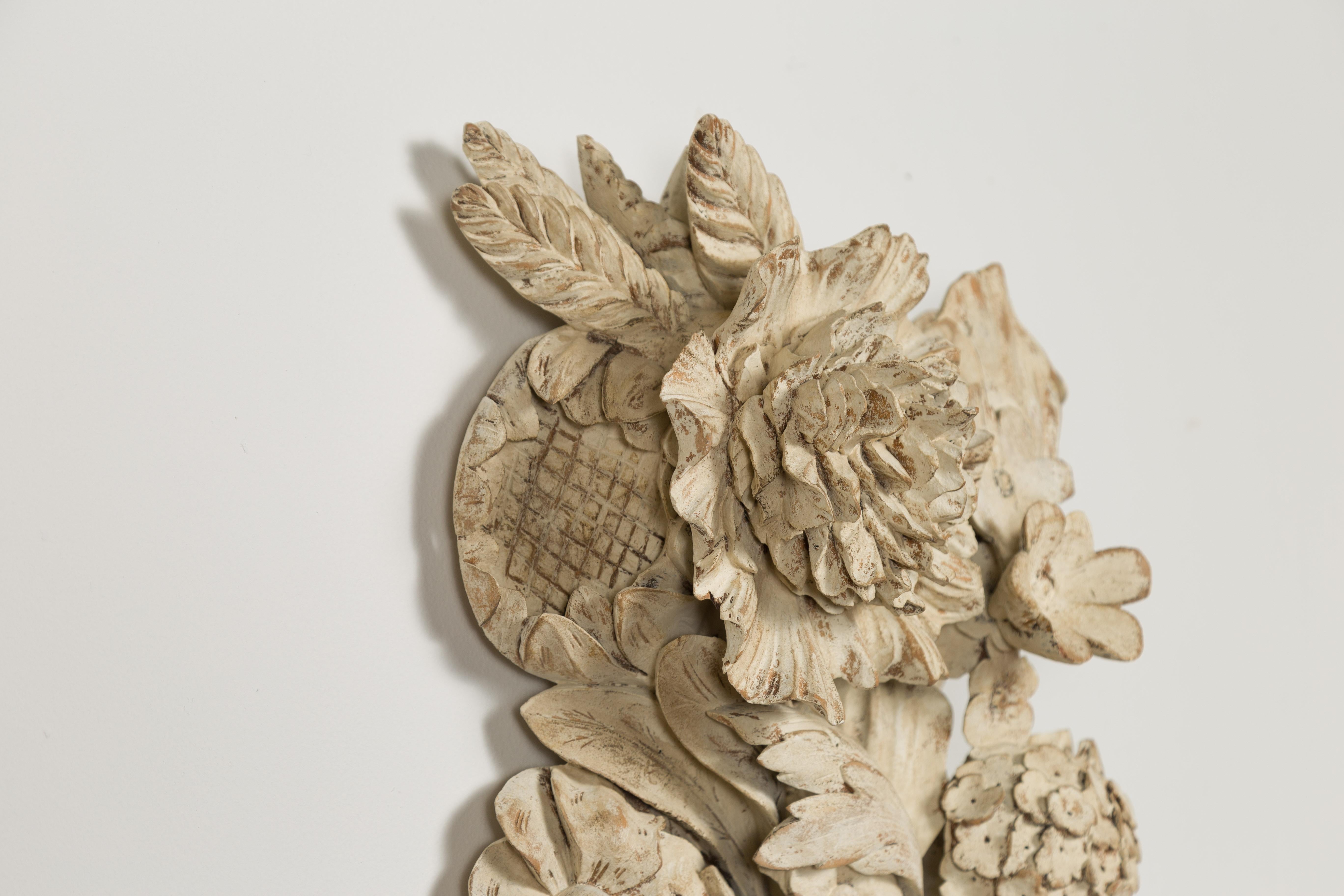 Fragment de bois italien du 19ème siècle sculpté et peint avec des fruits et des fleurs en vente 6