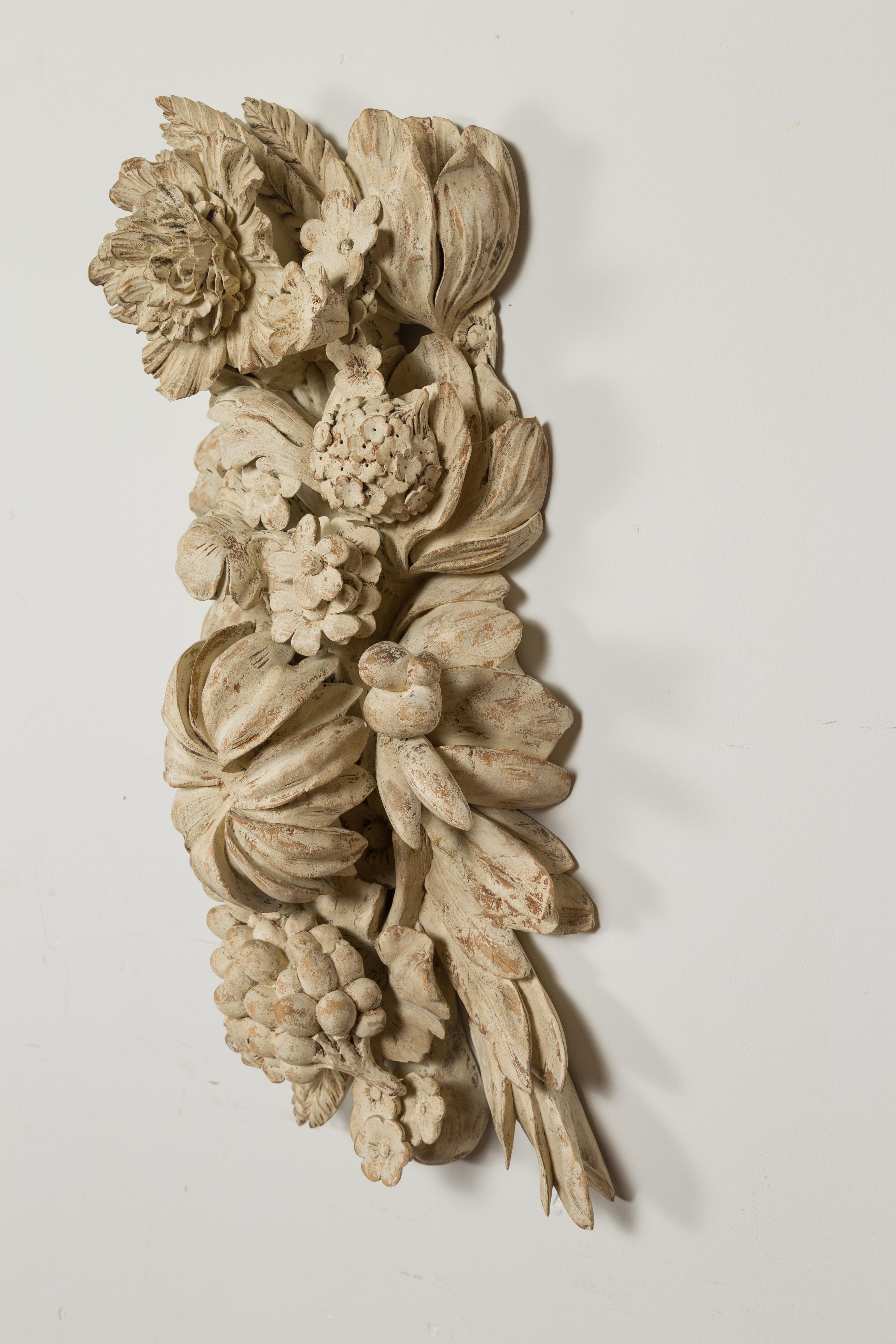 Fragment de bois italien du 19ème siècle sculpté et peint avec des fruits et des fleurs en vente 7