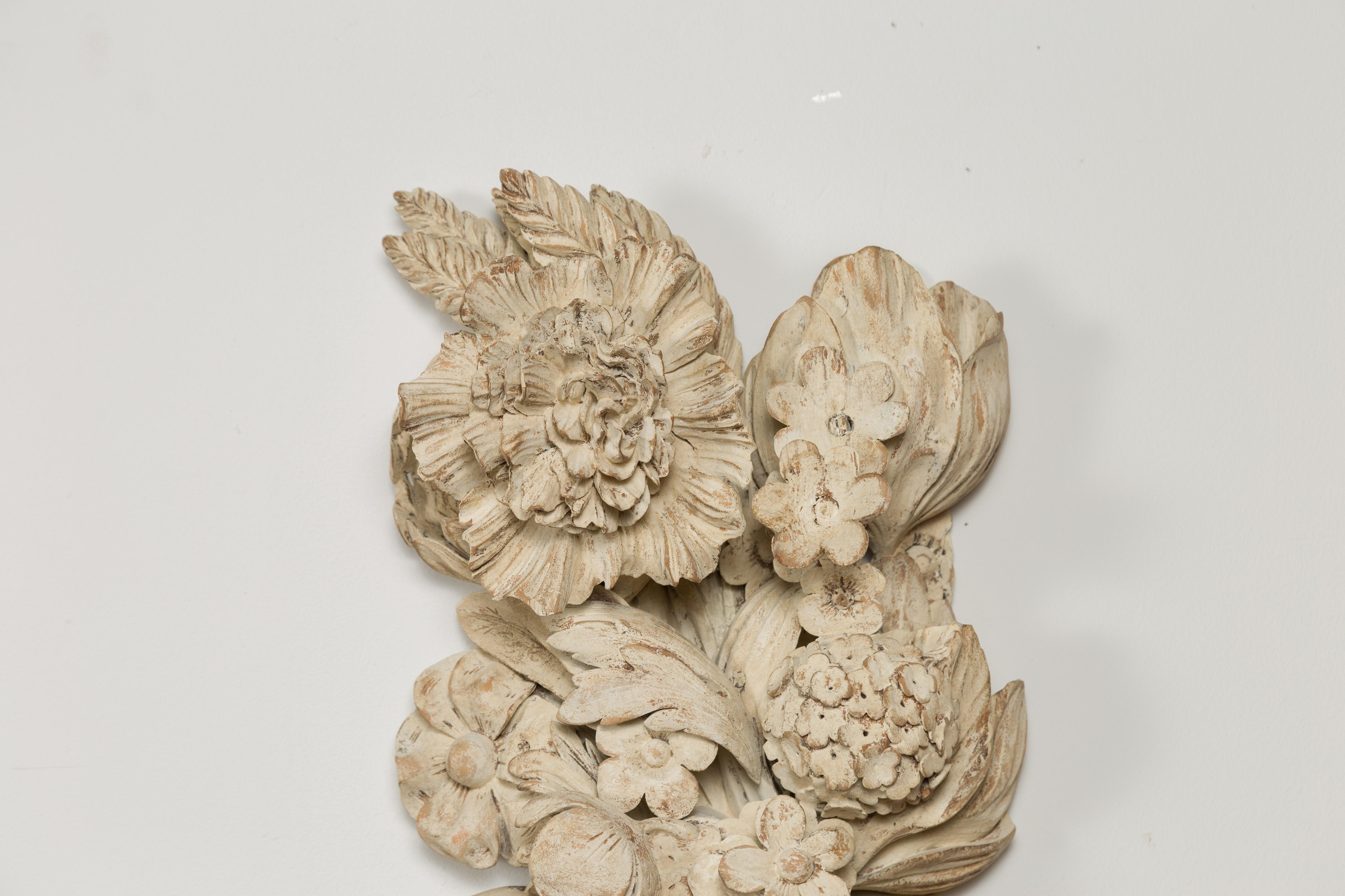 Sculpté Fragment de bois italien du 19ème siècle sculpté et peint avec des fruits et des fleurs en vente