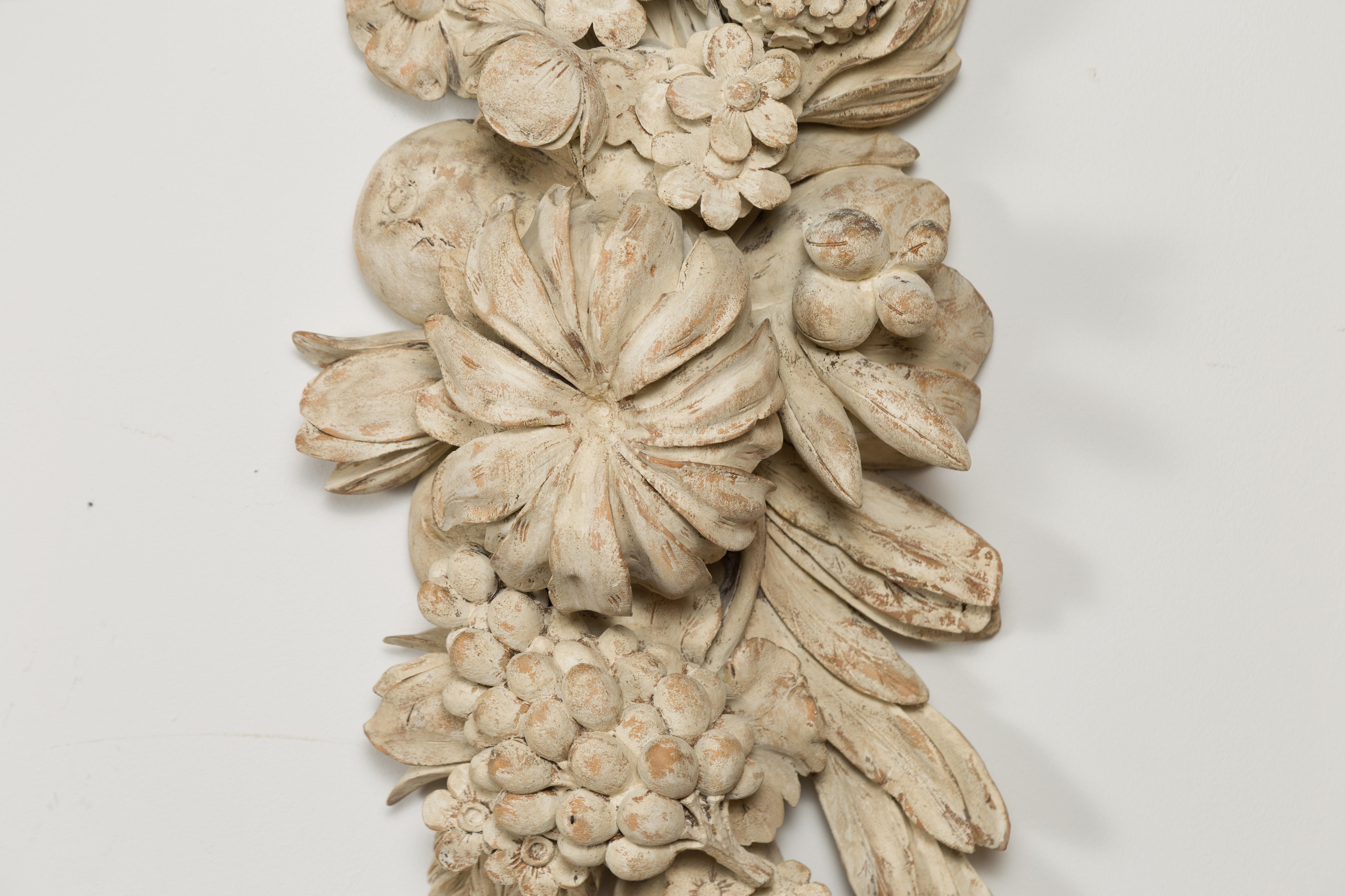 XIXe siècle Fragment de bois italien du 19ème siècle sculpté et peint avec des fruits et des fleurs en vente