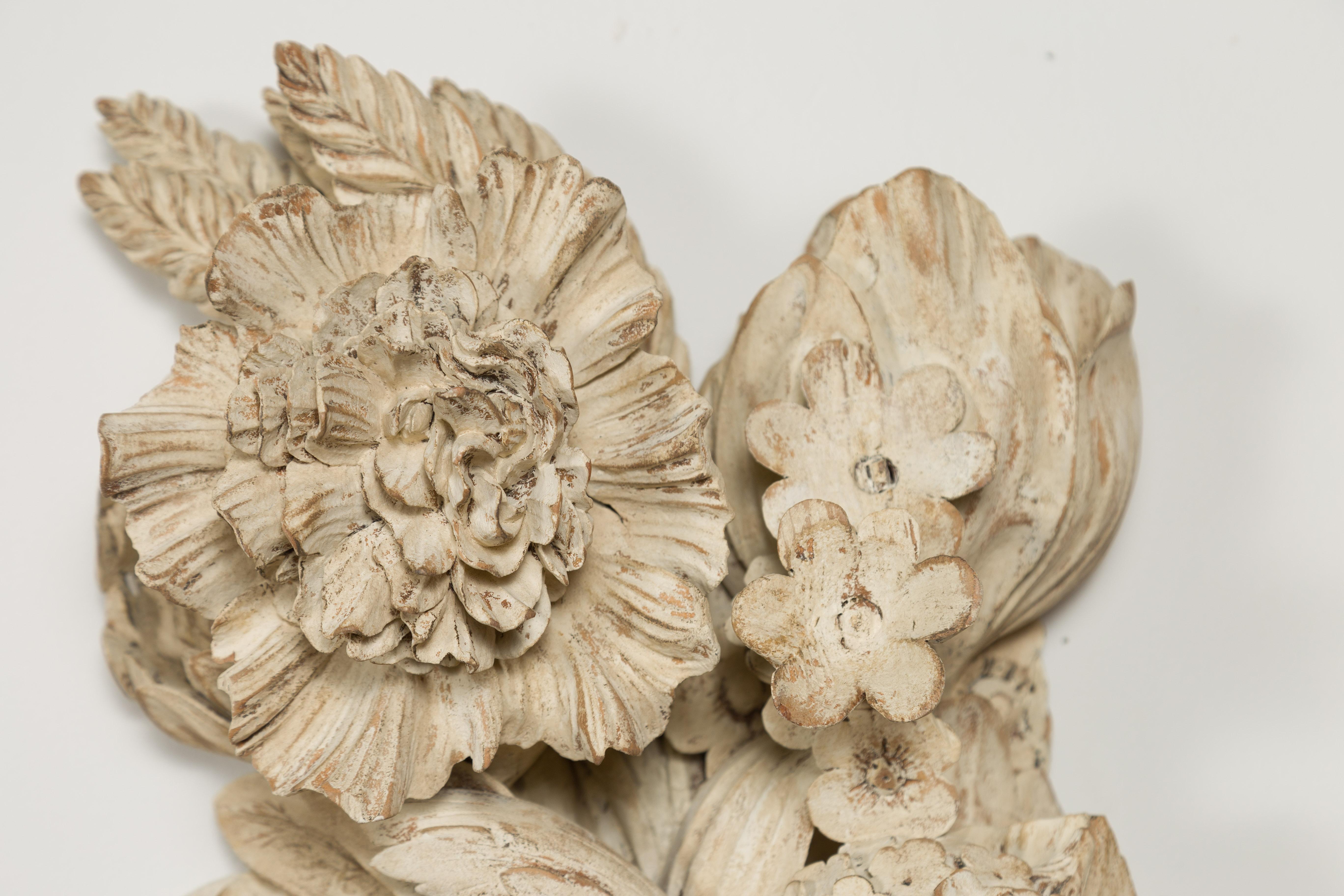 Fragment de bois italien du 19ème siècle sculpté et peint avec des fruits et des fleurs en vente 1