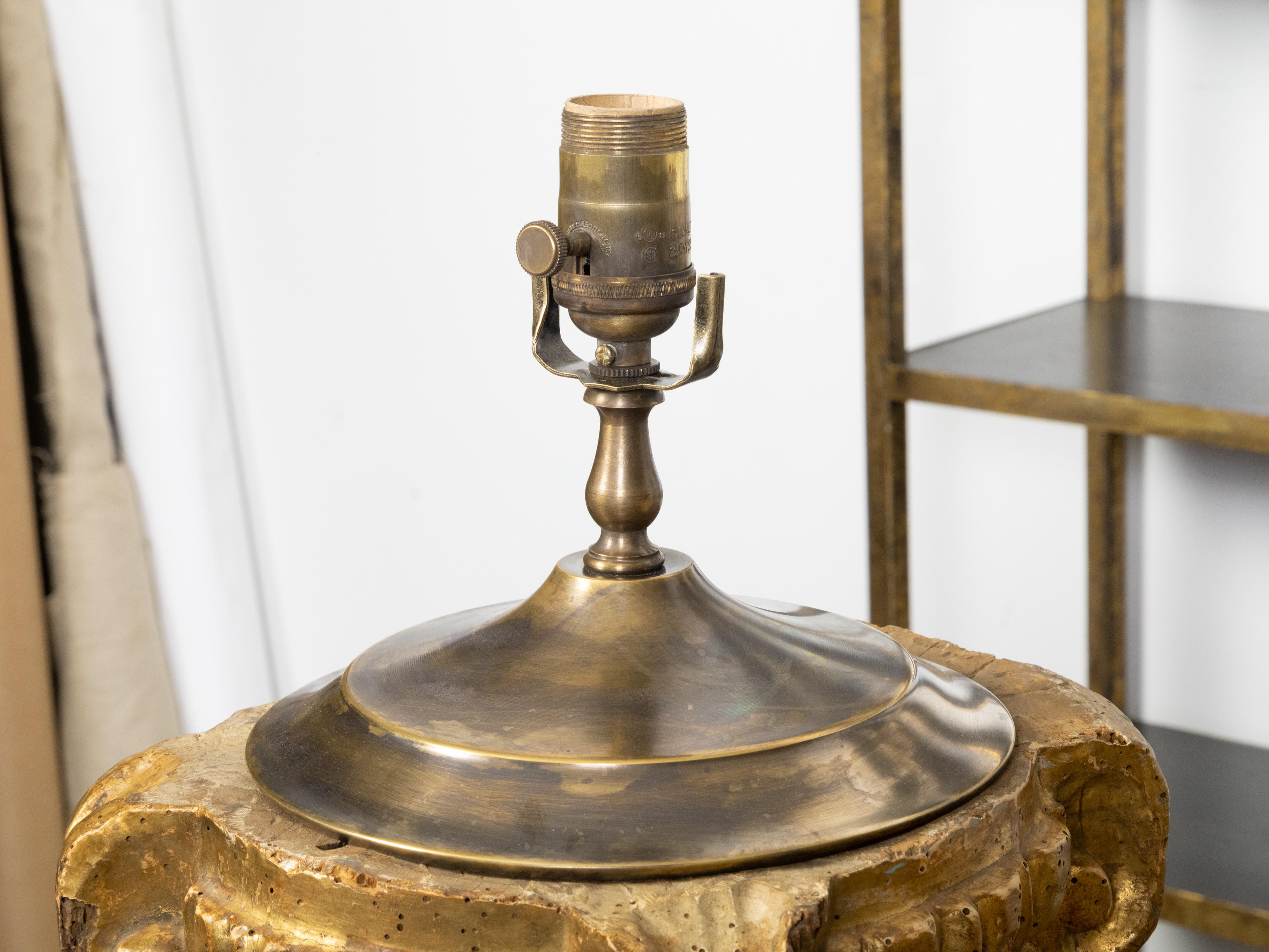 Lucite Capitales composites italiennes en bois doré sculpté du 19ème siècle transformées en lampes de bureau en vente