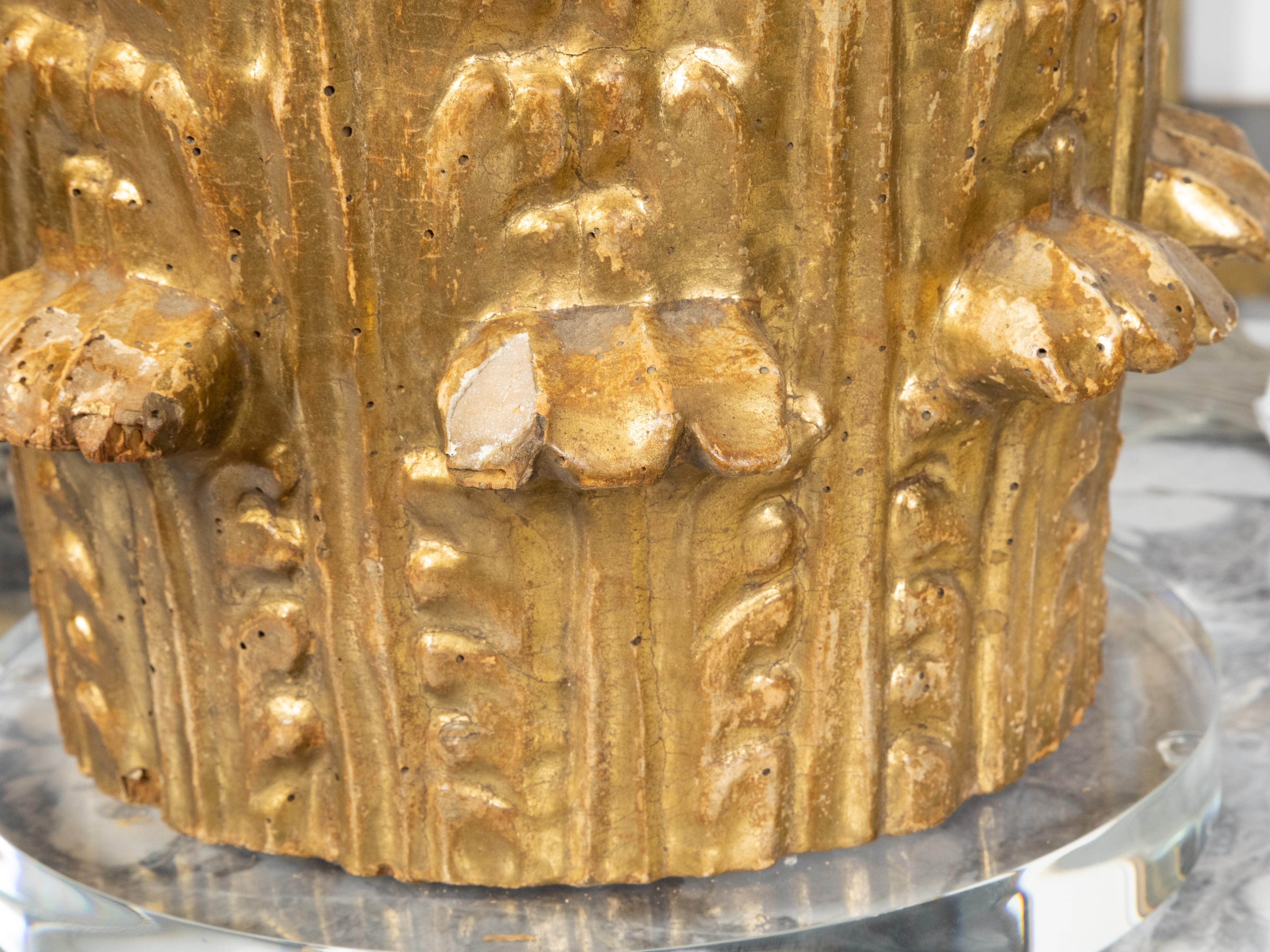 Capitales composites italiennes en bois doré sculpté du 19ème siècle transformées en lampes de bureau en vente 3