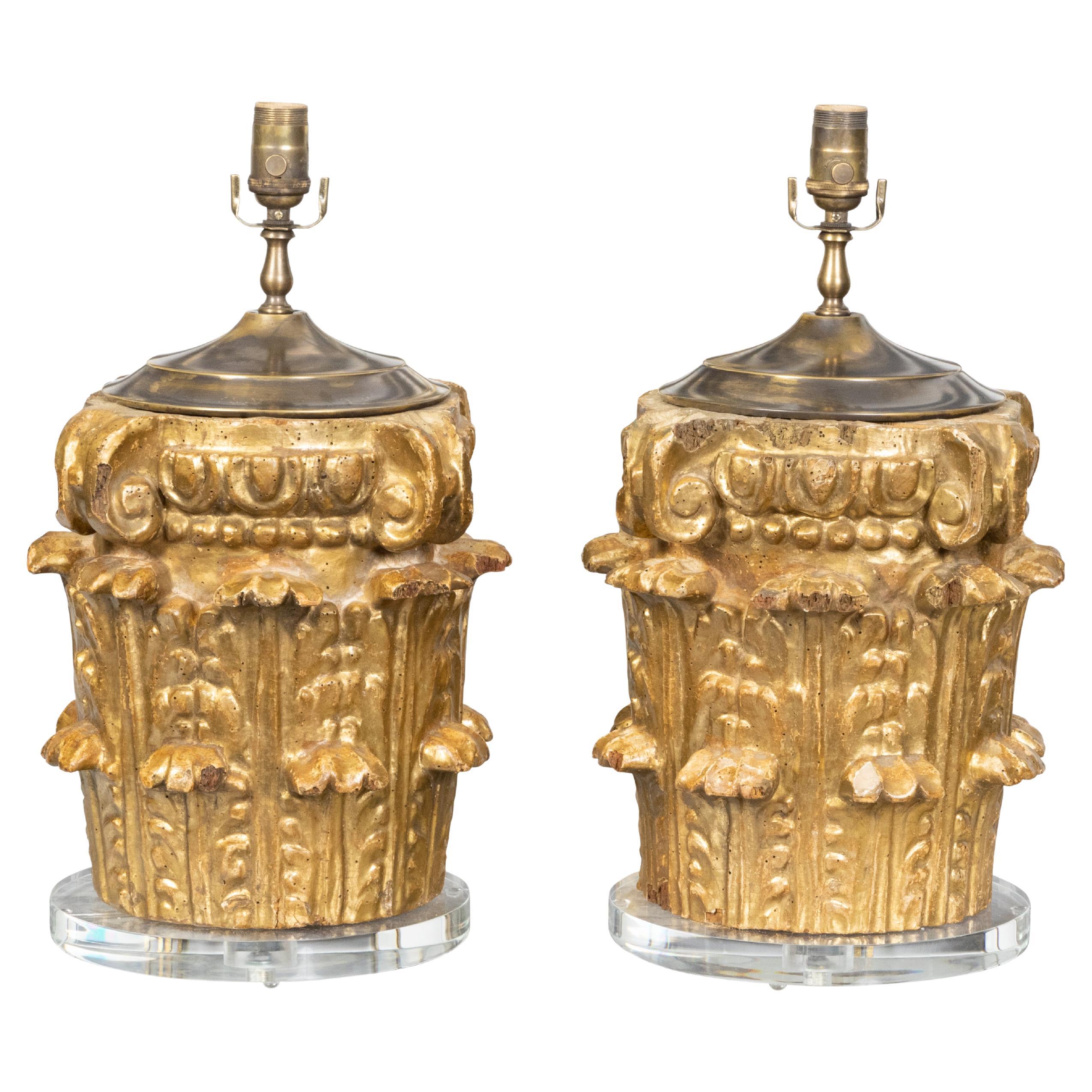 Capitales composites italiennes en bois doré sculpté du 19ème siècle transformées en lampes de bureau en vente