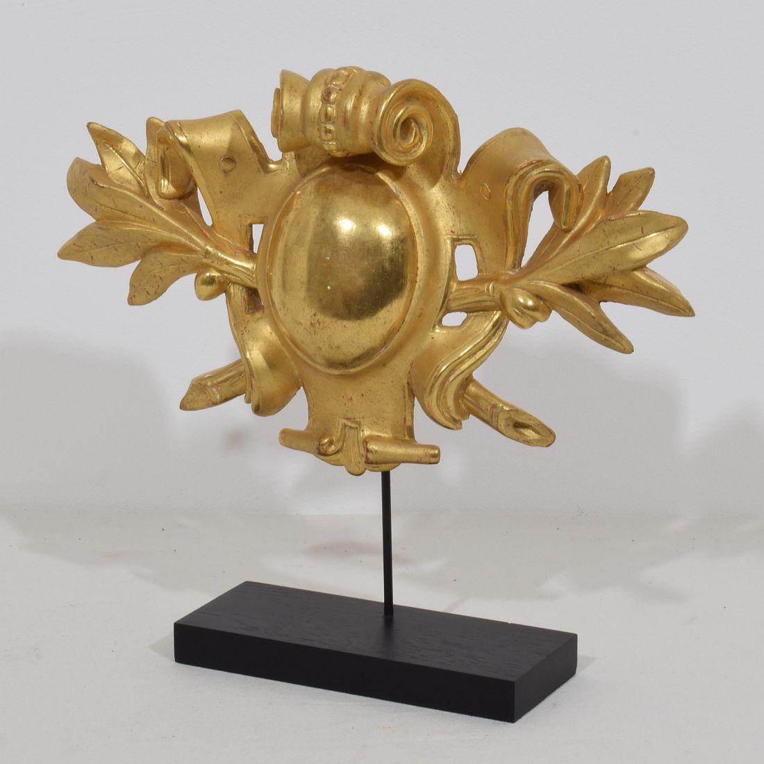 Beautiful carved gilt wood ornament Italy, circa 1850-1900.
Weathered.
Measurements include the wooden base.