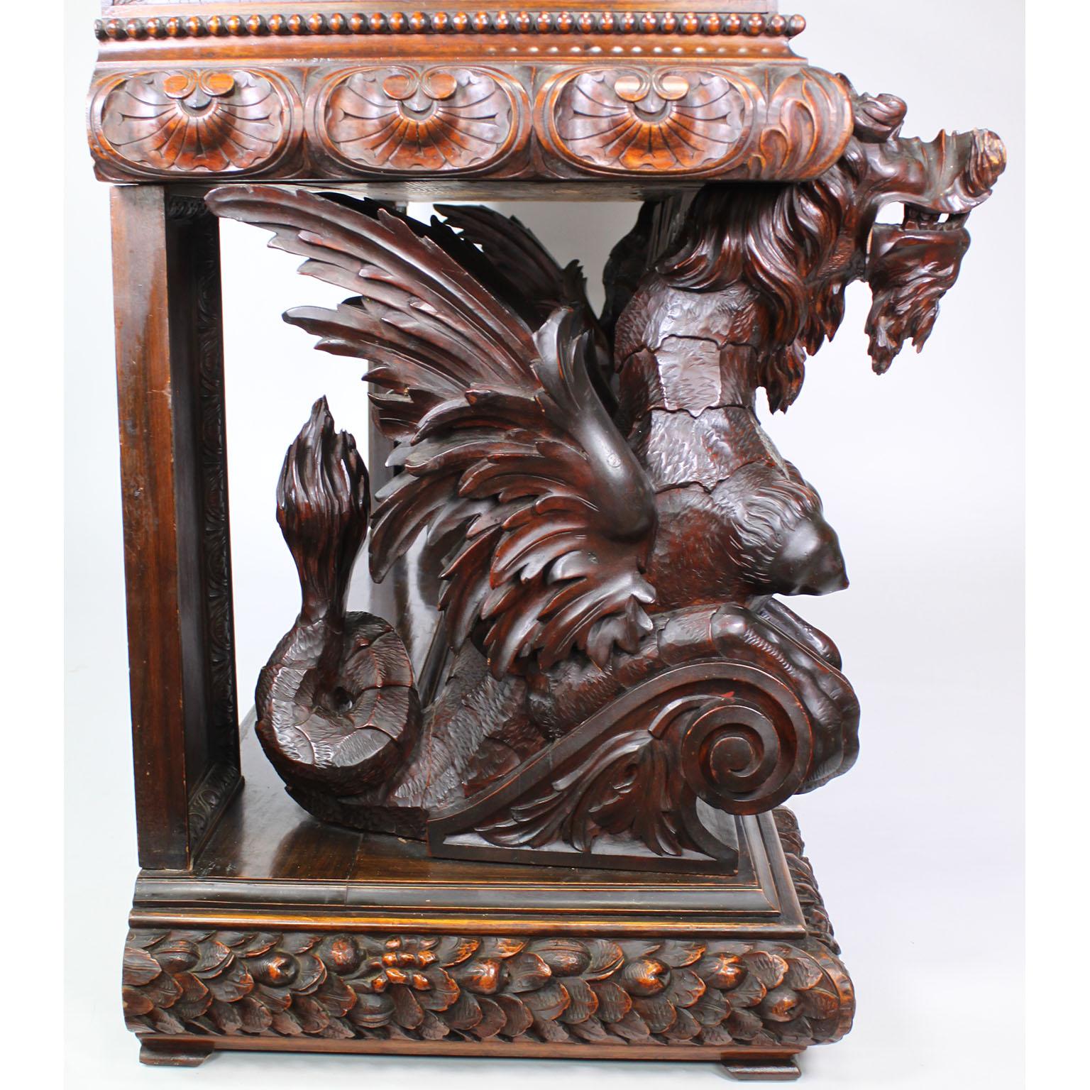 Coffre à Cassone italien du 19ème siècle en noyer sculpté avec Putti et dragons ailés en vente 10