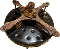 Sillón circular italiano de nogal tallado del siglo XIX