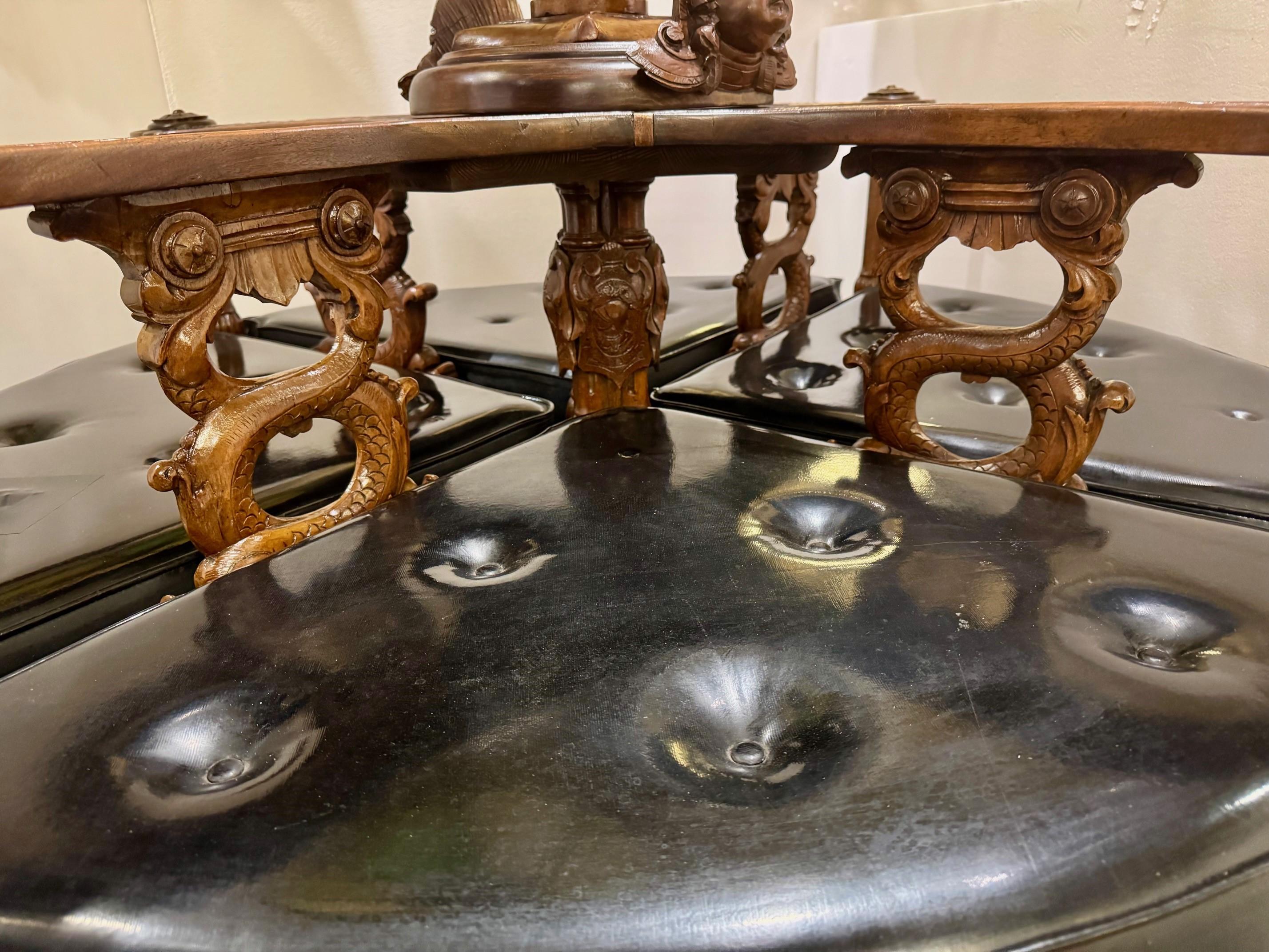 Néo-Renaissance Canapé circulaire italien du 19ème siècle en noyer sculpté en vente