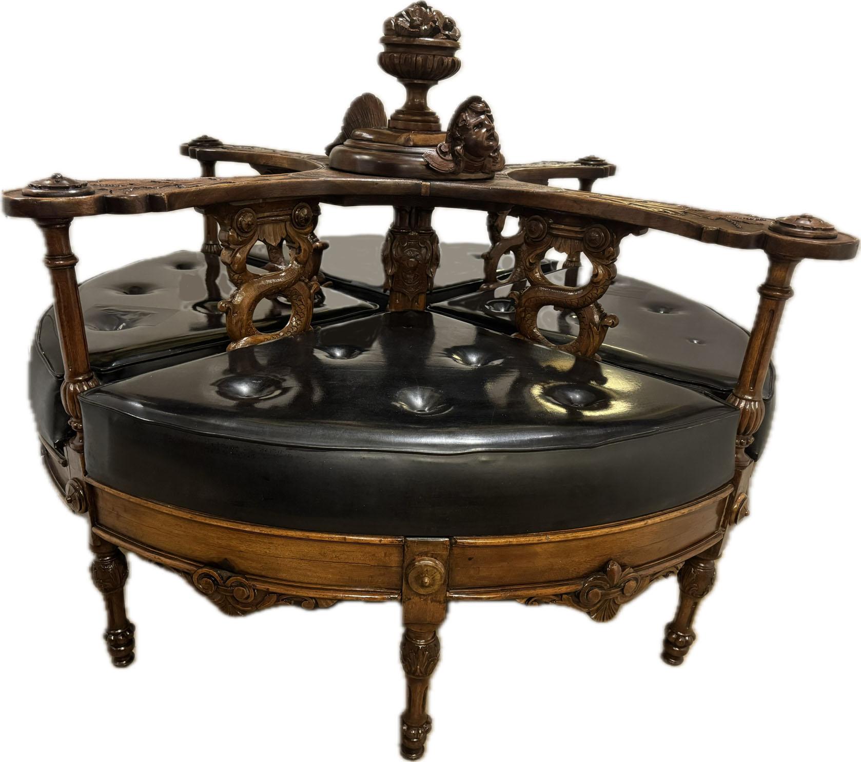 XIXe siècle Canapé circulaire italien du 19ème siècle en noyer sculpté en vente