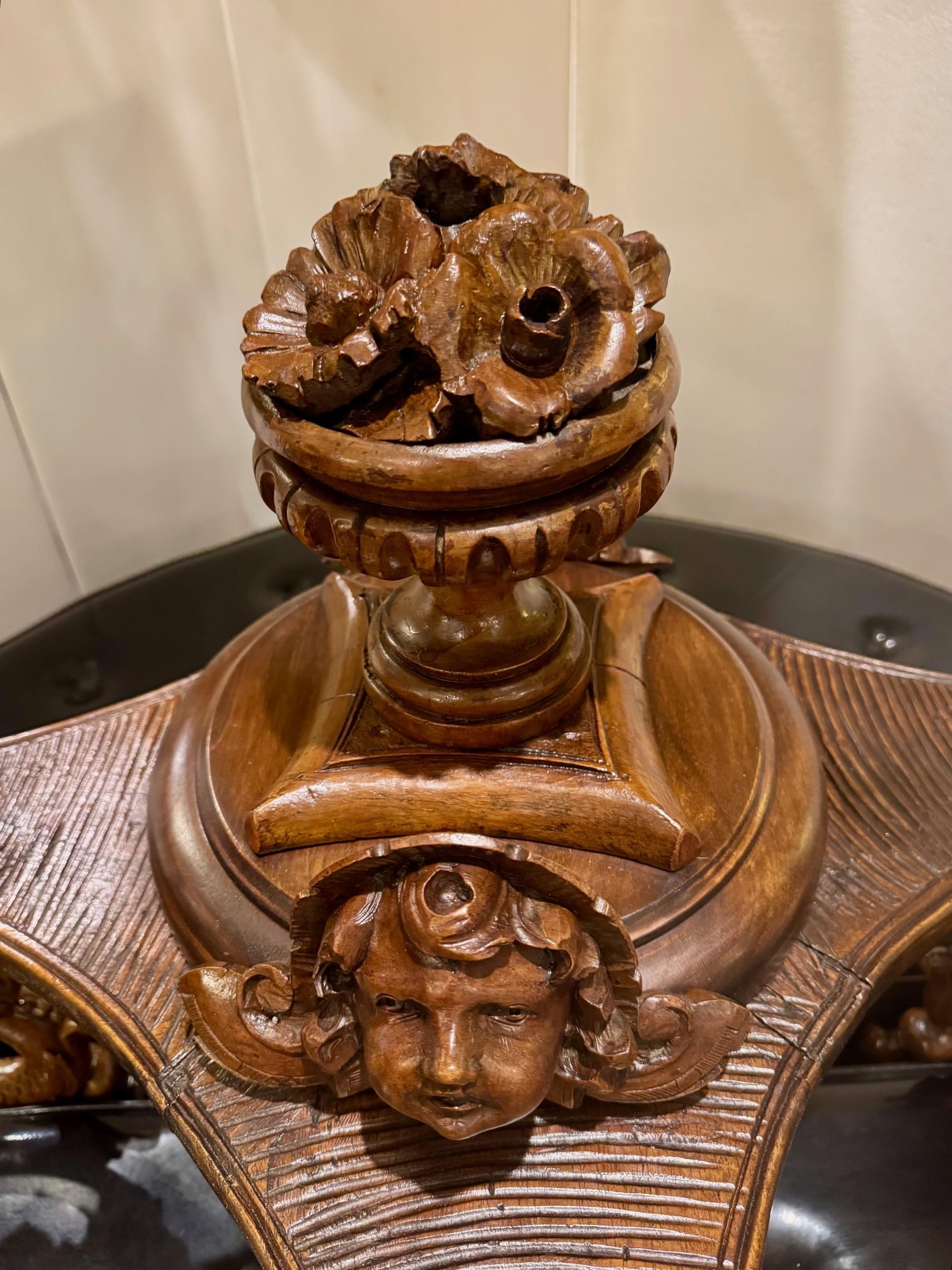 Cuir Canapé circulaire italien du 19ème siècle en noyer sculpté en vente