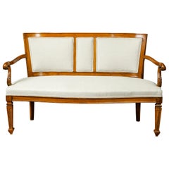 Settee italienne du 19ème siècle en noyer sculpté tapissé avec bras à volutes