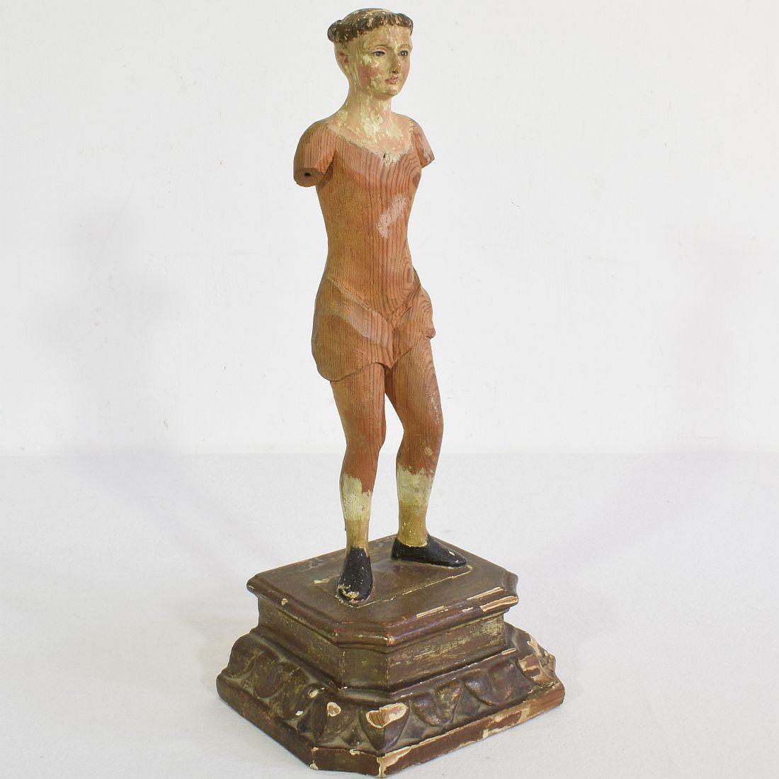 Très belle figure de saint. Bois sculpté à la main avec yeux en verre
Italie, vers 1800-1850. Vieillissement, petites pertes.

