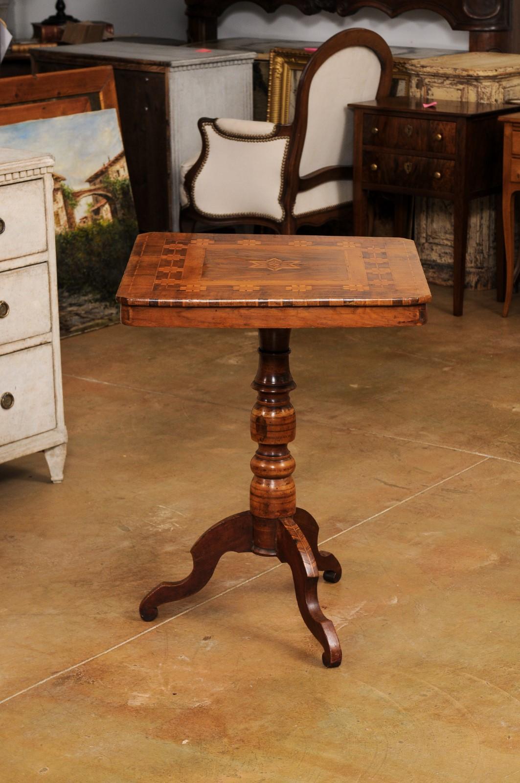 Italian 19th Century Center Table with Marquetry Décor and Turned Pedestal For Sale 5