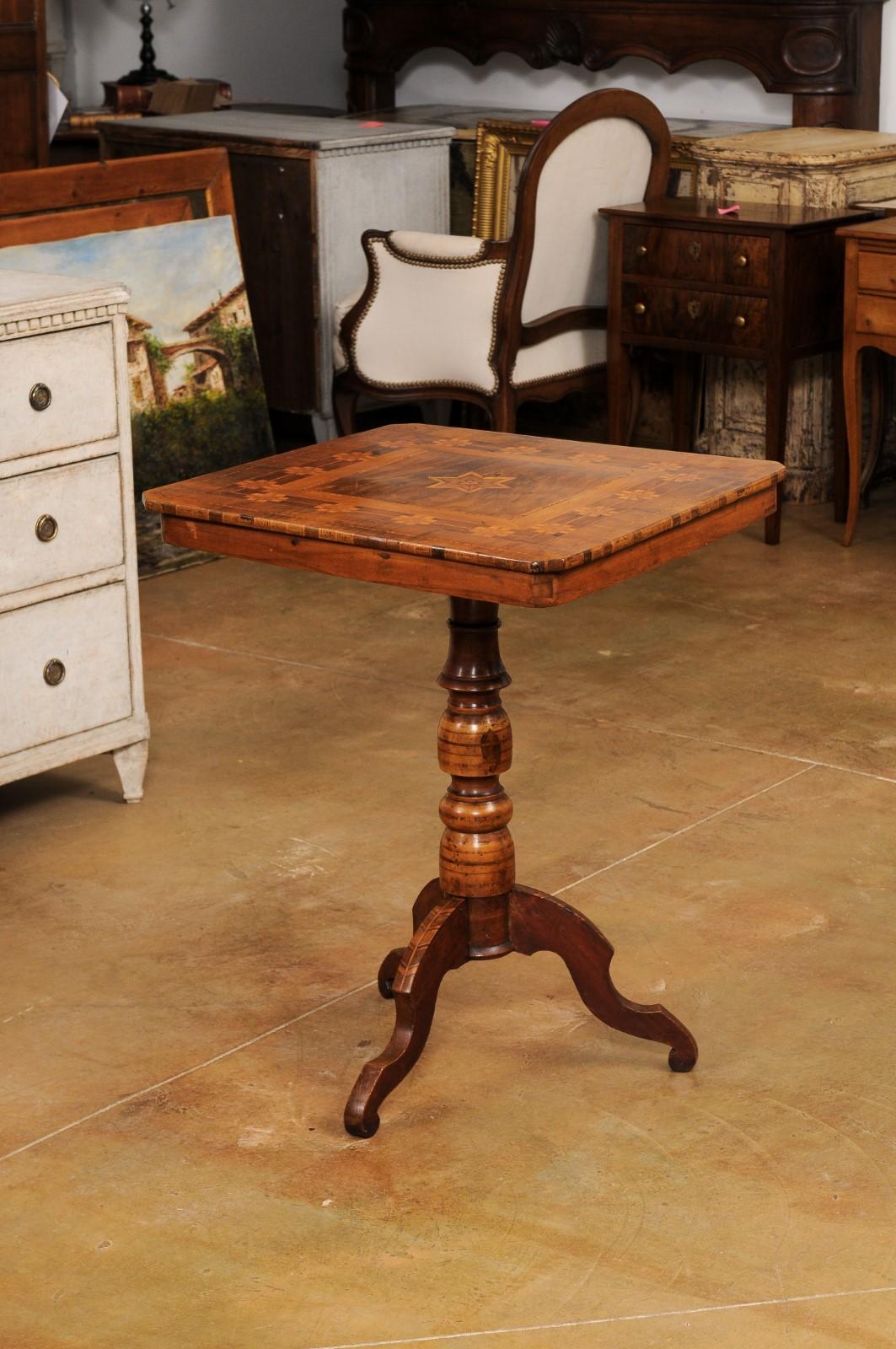 Italian 19th Century Center Table with Marquetry Décor and Turned Pedestal For Sale 6