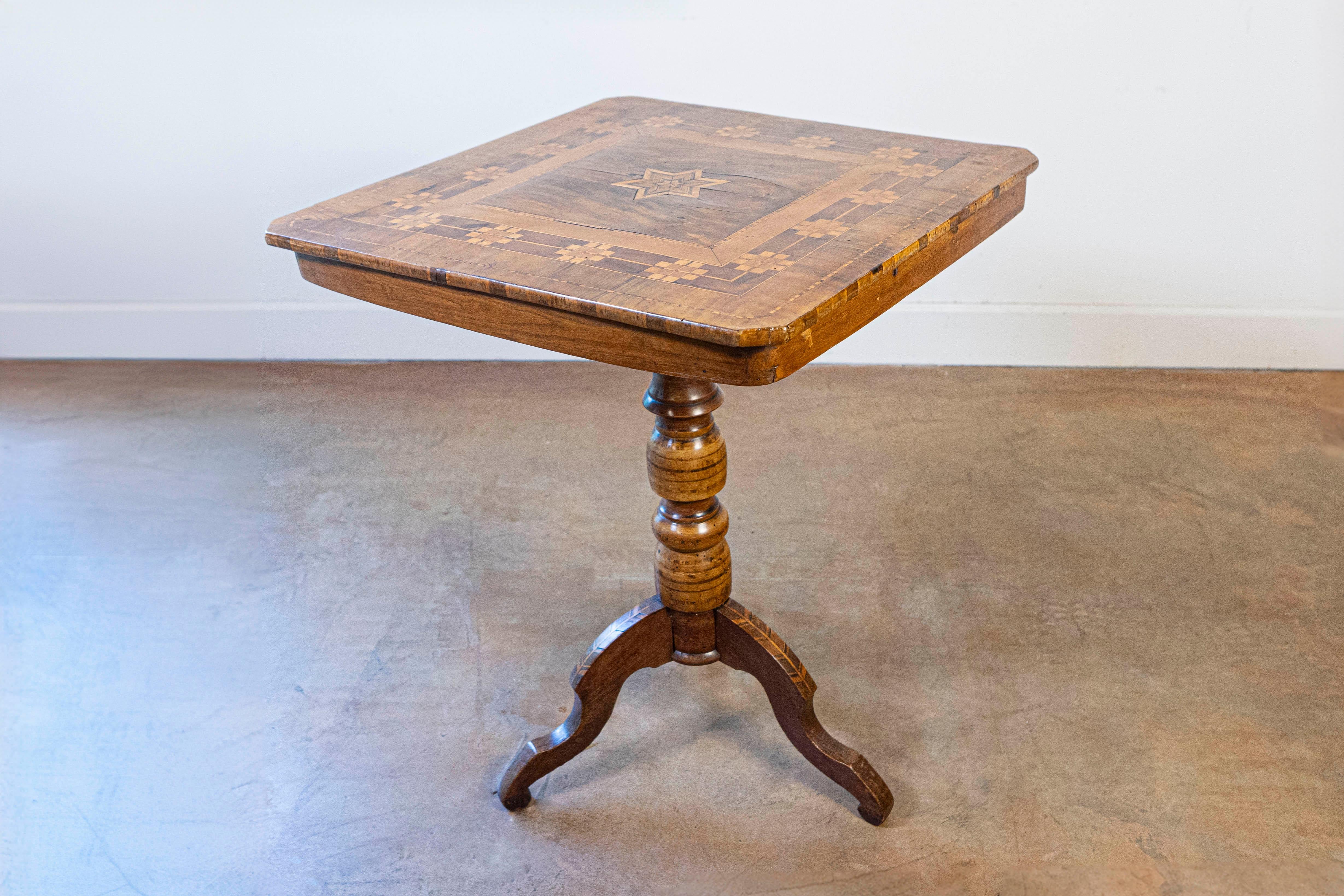 Italian 19th Century Center Table with Marquetry Décor and Turned Pedestal In Good Condition For Sale In Atlanta, GA