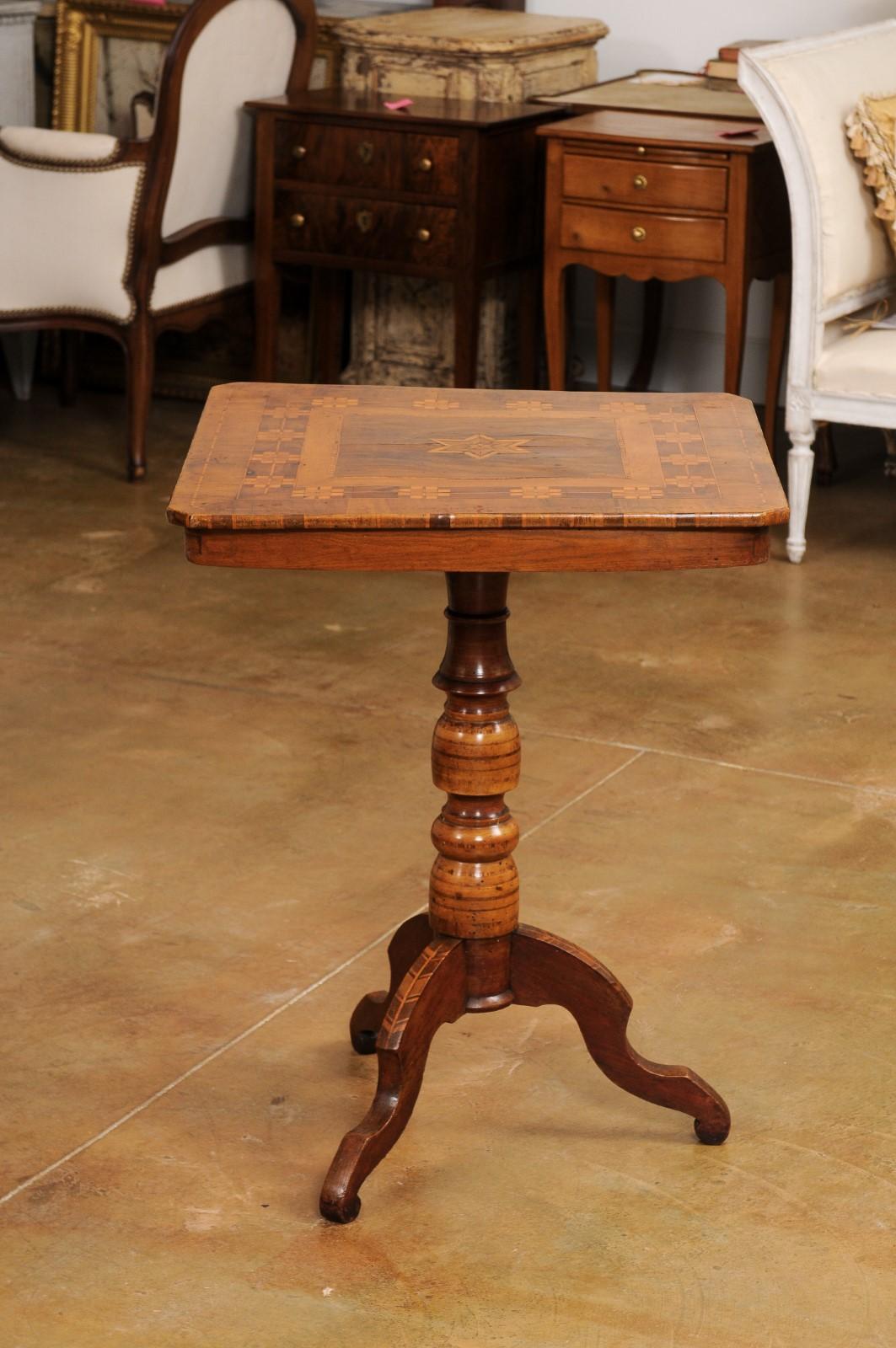 Italian 19th Century Center Table with Marquetry Décor and Turned Pedestal For Sale 1