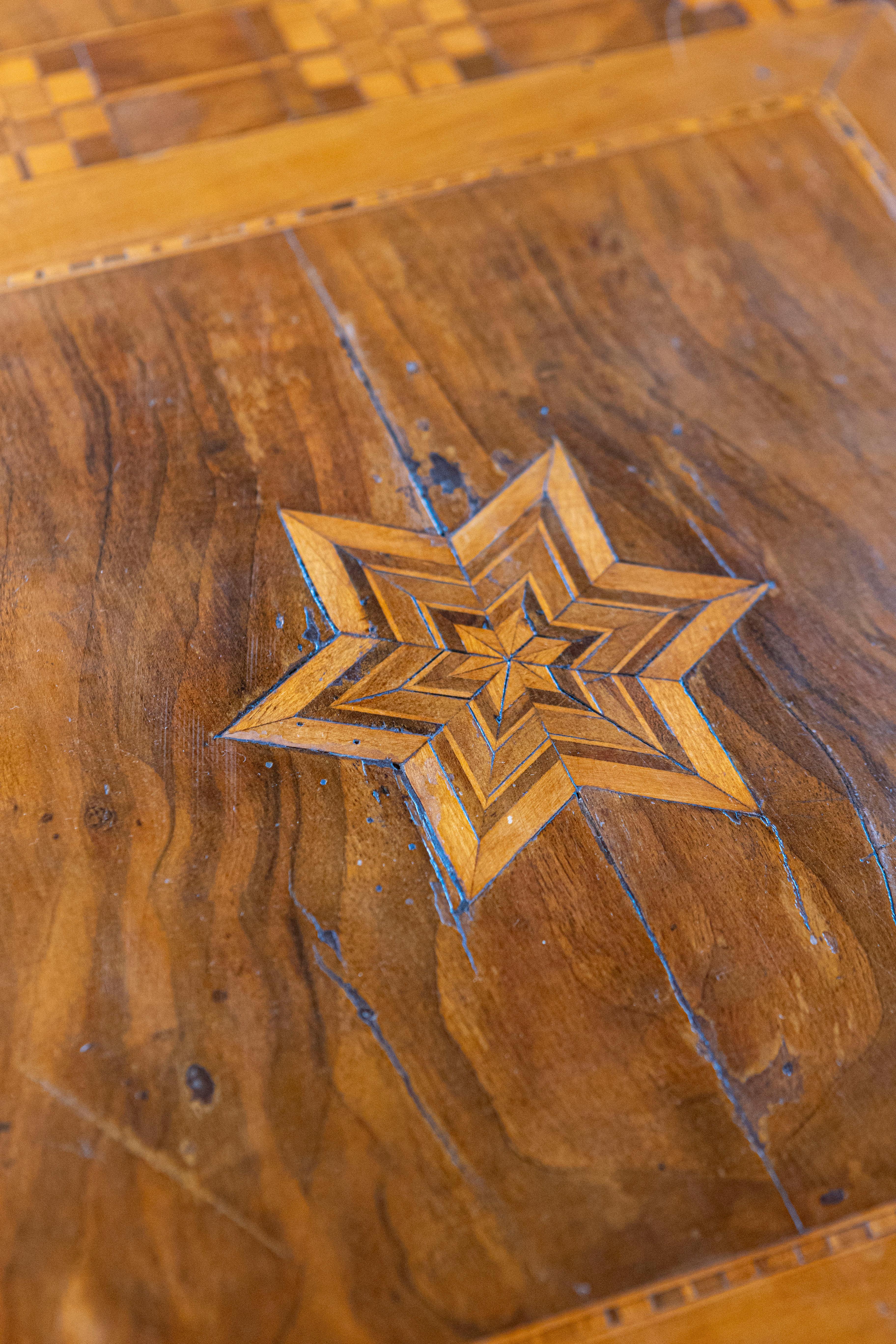 Italian 19th Century Center Table with Marquetry Décor and Turned Pedestal For Sale 1