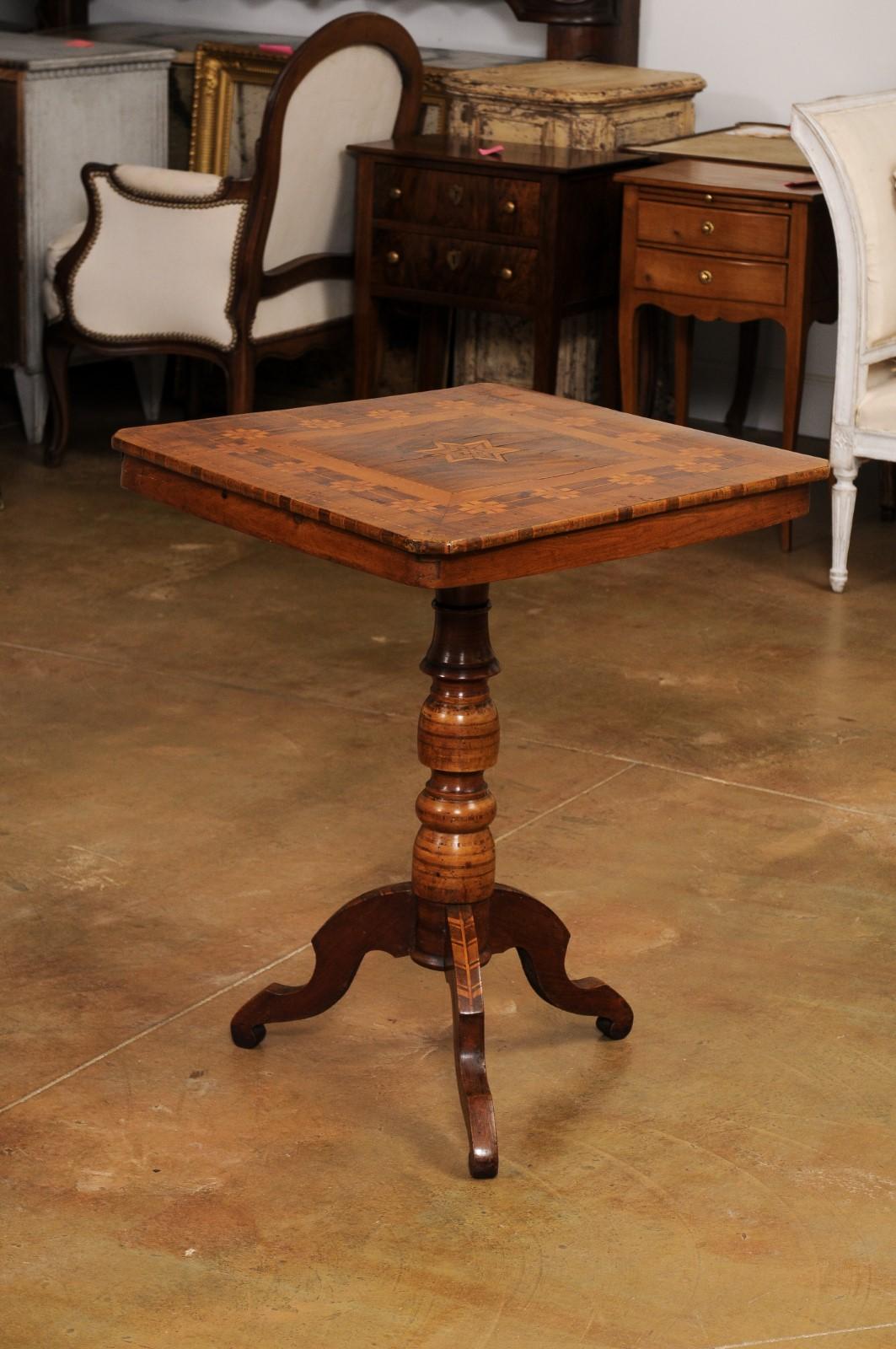 Italian 19th Century Center Table with Marquetry Décor and Turned Pedestal For Sale 2