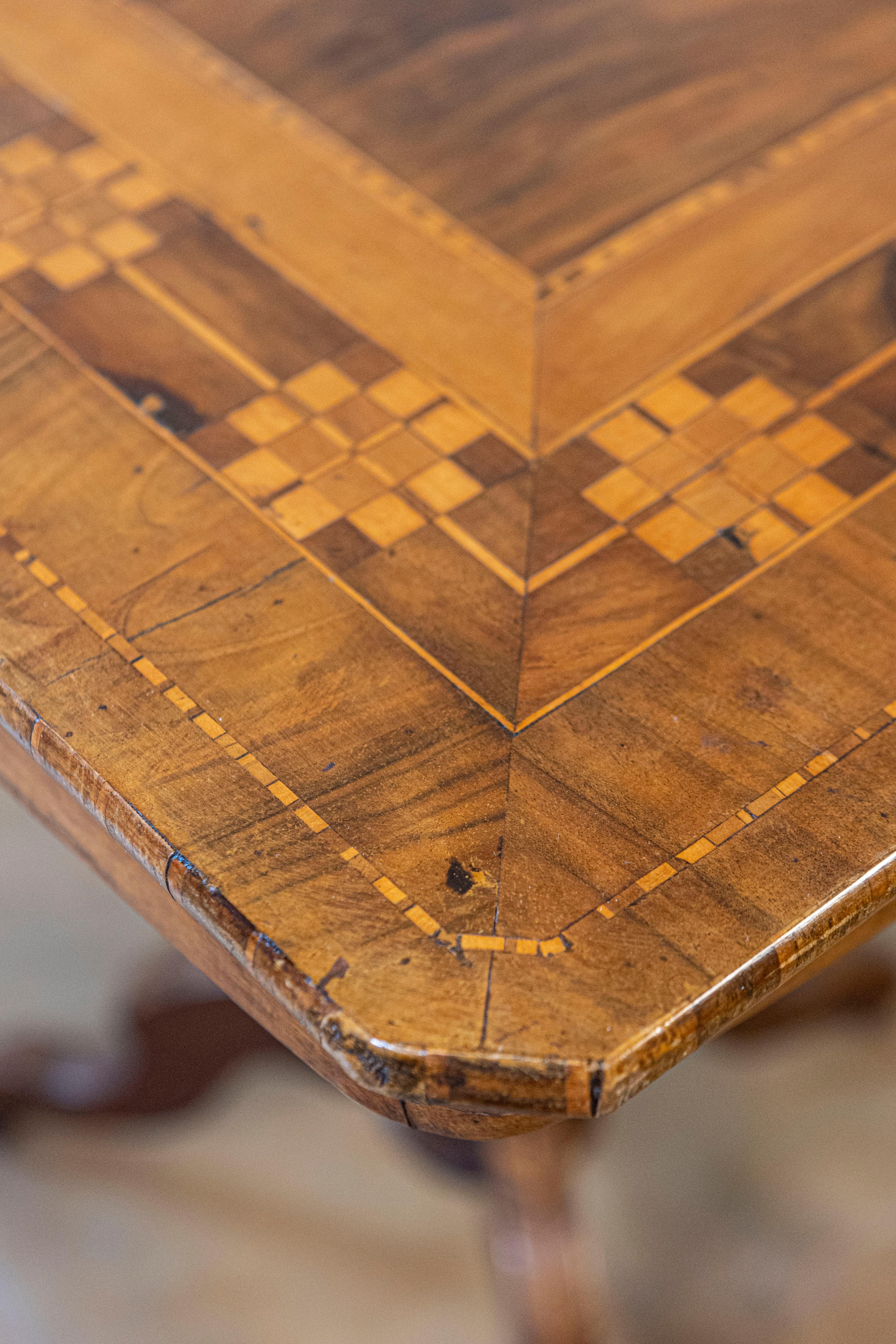 Italian 19th Century Center Table with Marquetry Décor and Turned Pedestal For Sale 2