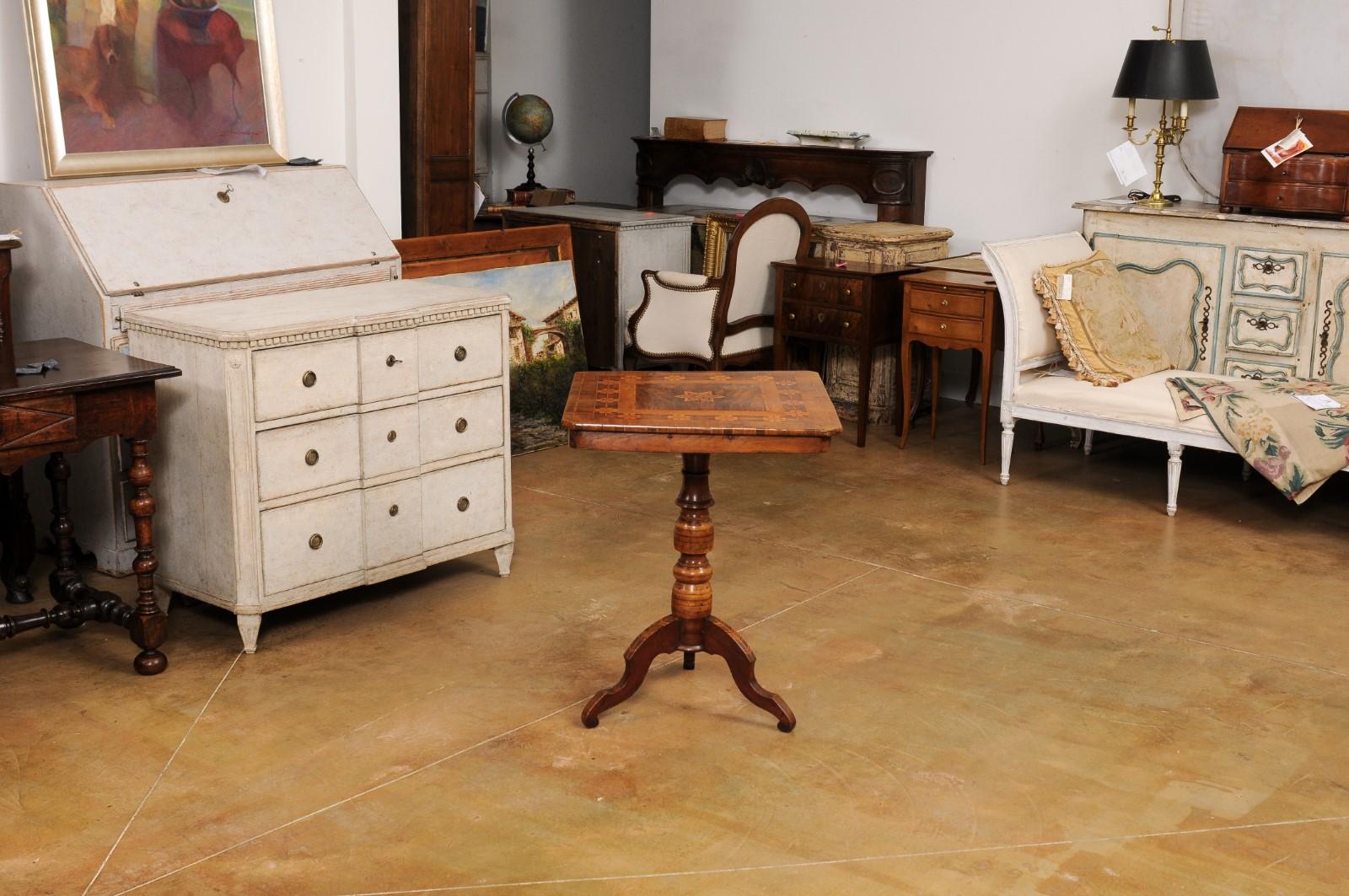 Italian 19th Century Center Table with Marquetry Décor and Turned Pedestal For Sale 3