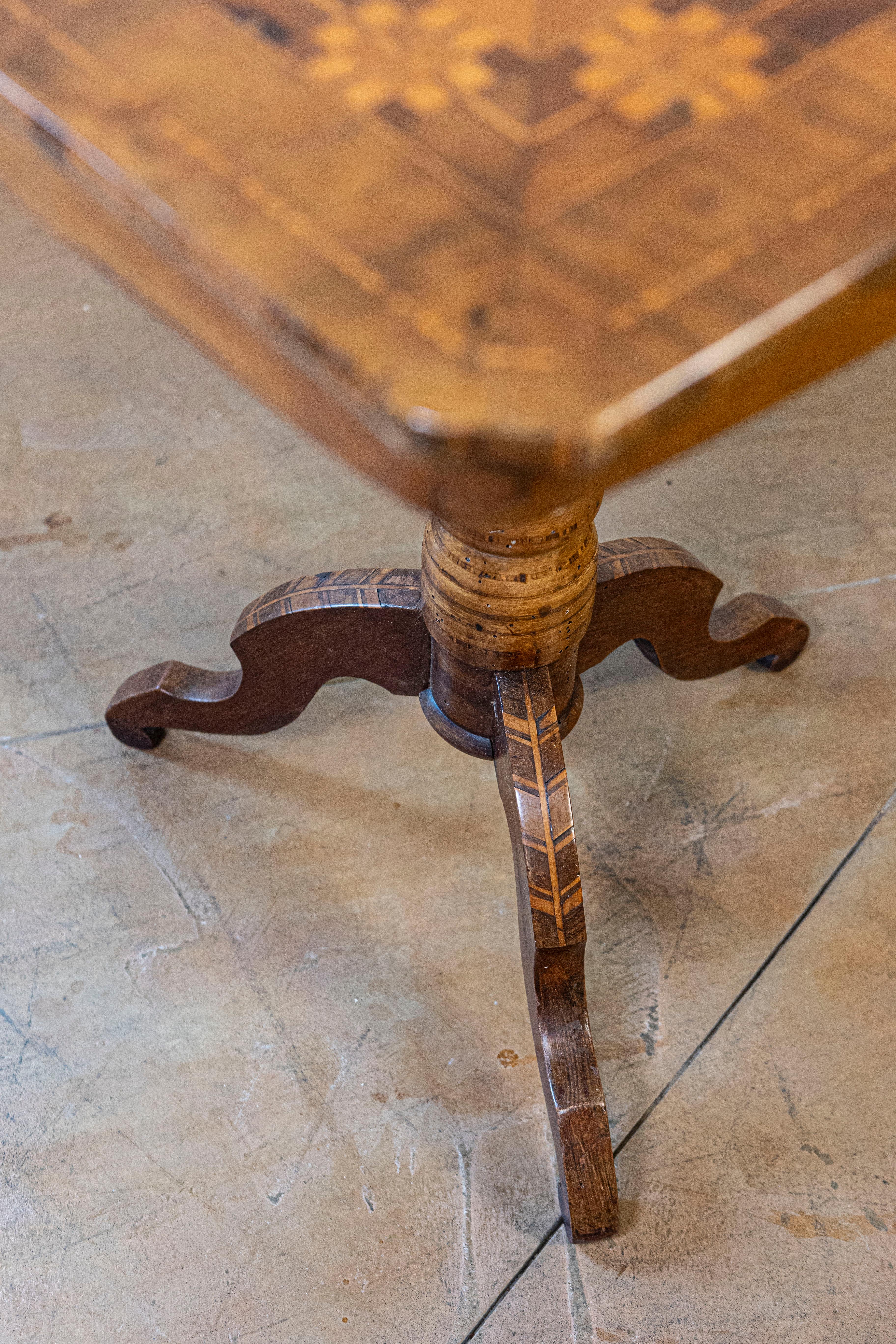 Italian 19th Century Center Table with Marquetry Décor and Turned Pedestal For Sale 3