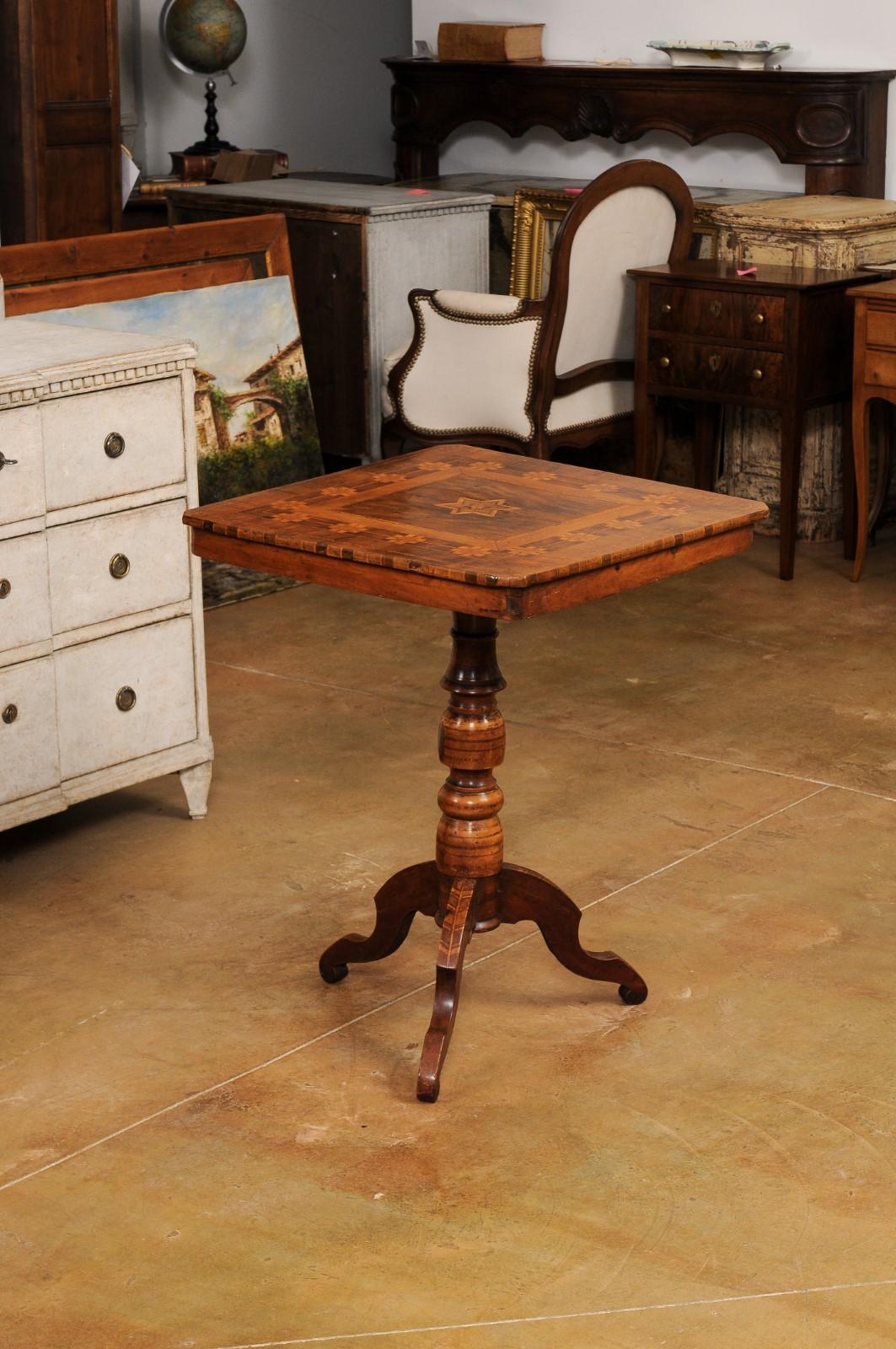 Italian 19th Century Center Table with Marquetry Décor and Turned Pedestal For Sale 4