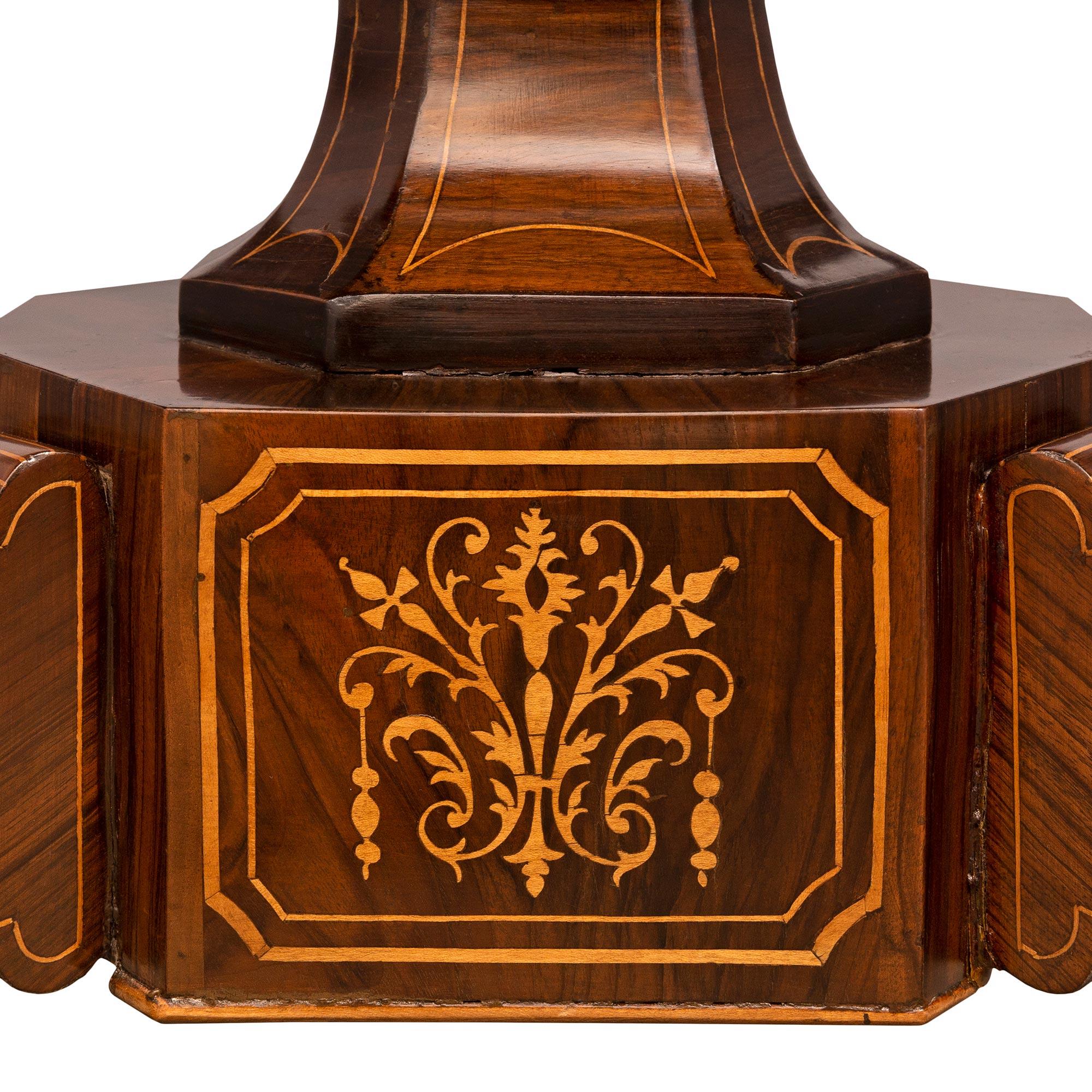 Table italienne du 19ème siècle d'époque Charles X en noyer et bois d'érable marqueté en vente 5