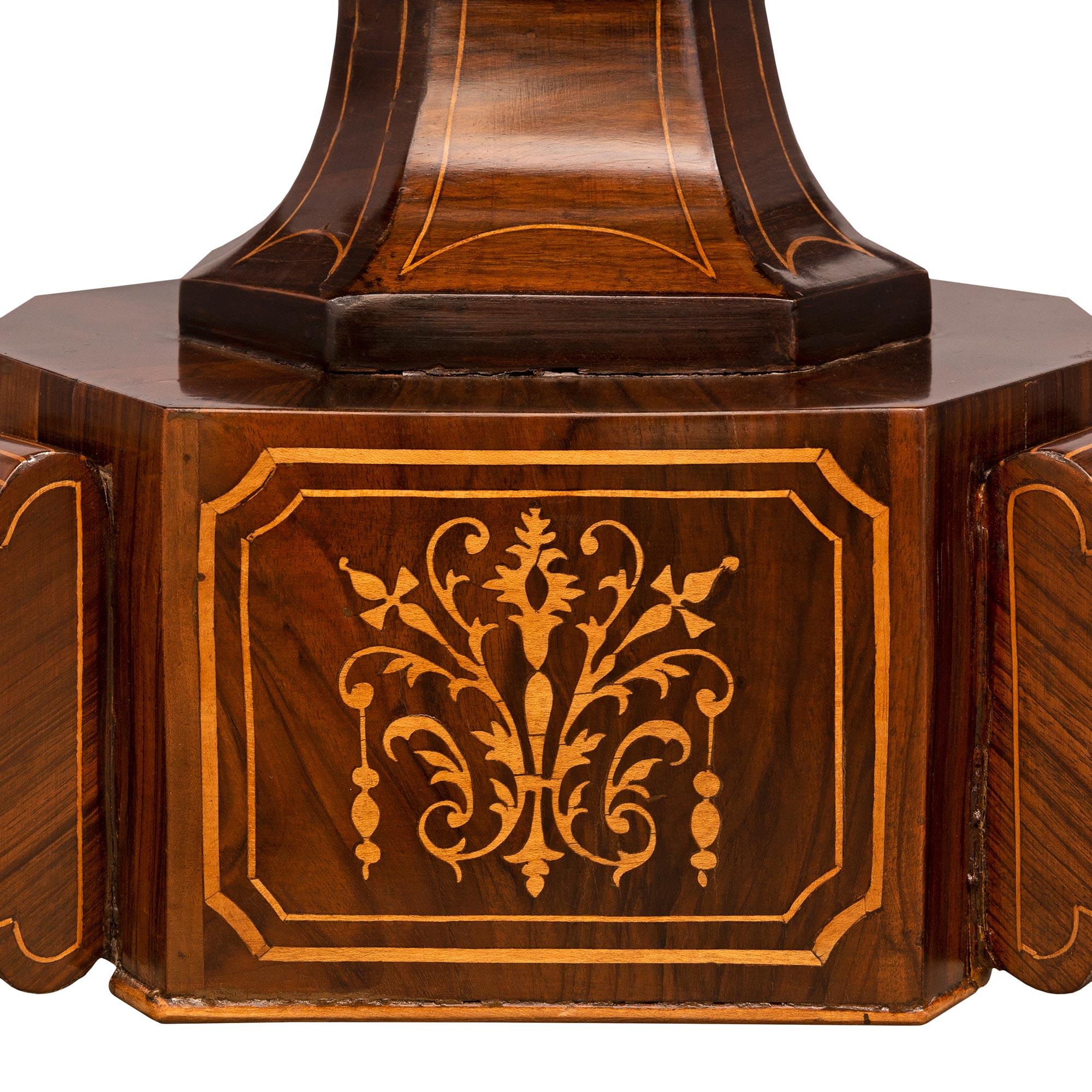 Tavolo intarsiato in legno di noce e acero del periodo Charles X, italiano del XIX secolo in vendita 4