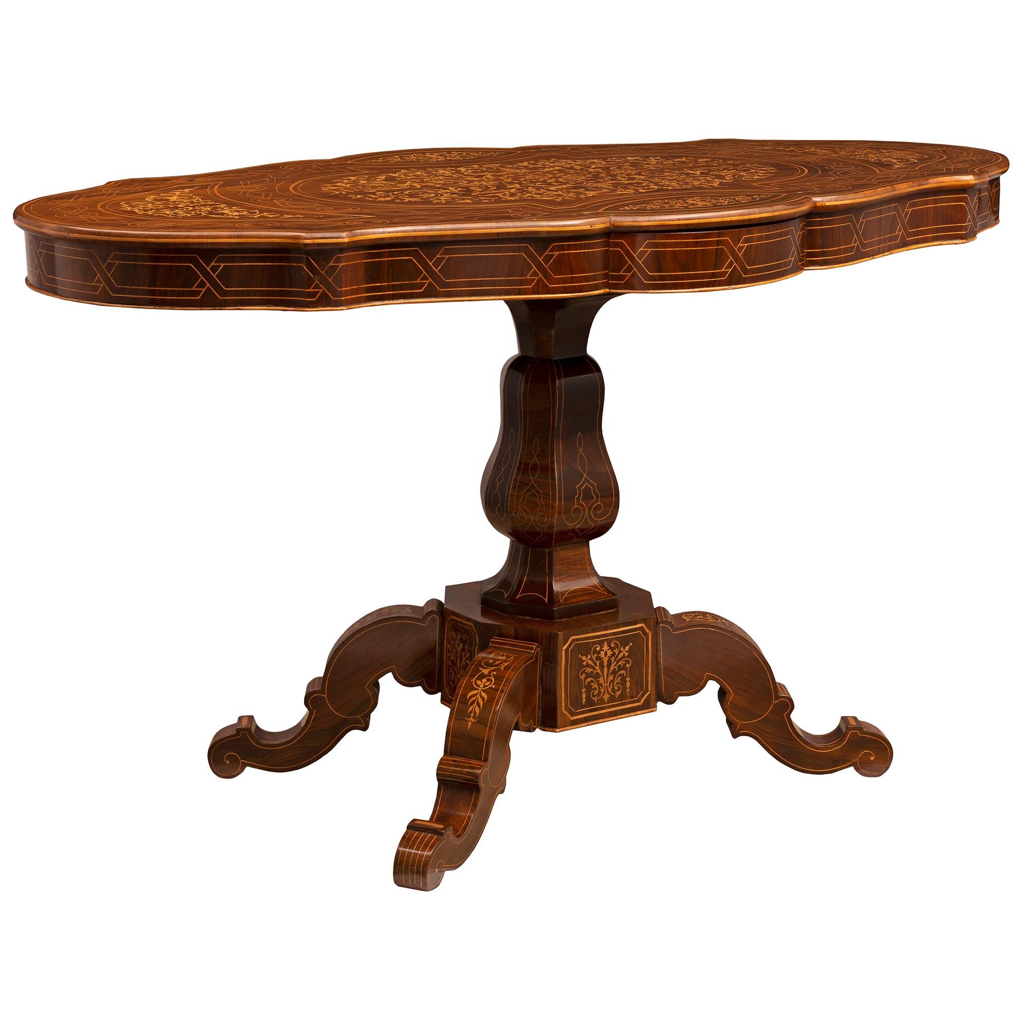 Table italienne du 19ème siècle d'époque Charles X en noyer et bois d'érable marqueté Bon état - En vente à West Palm Beach, FL