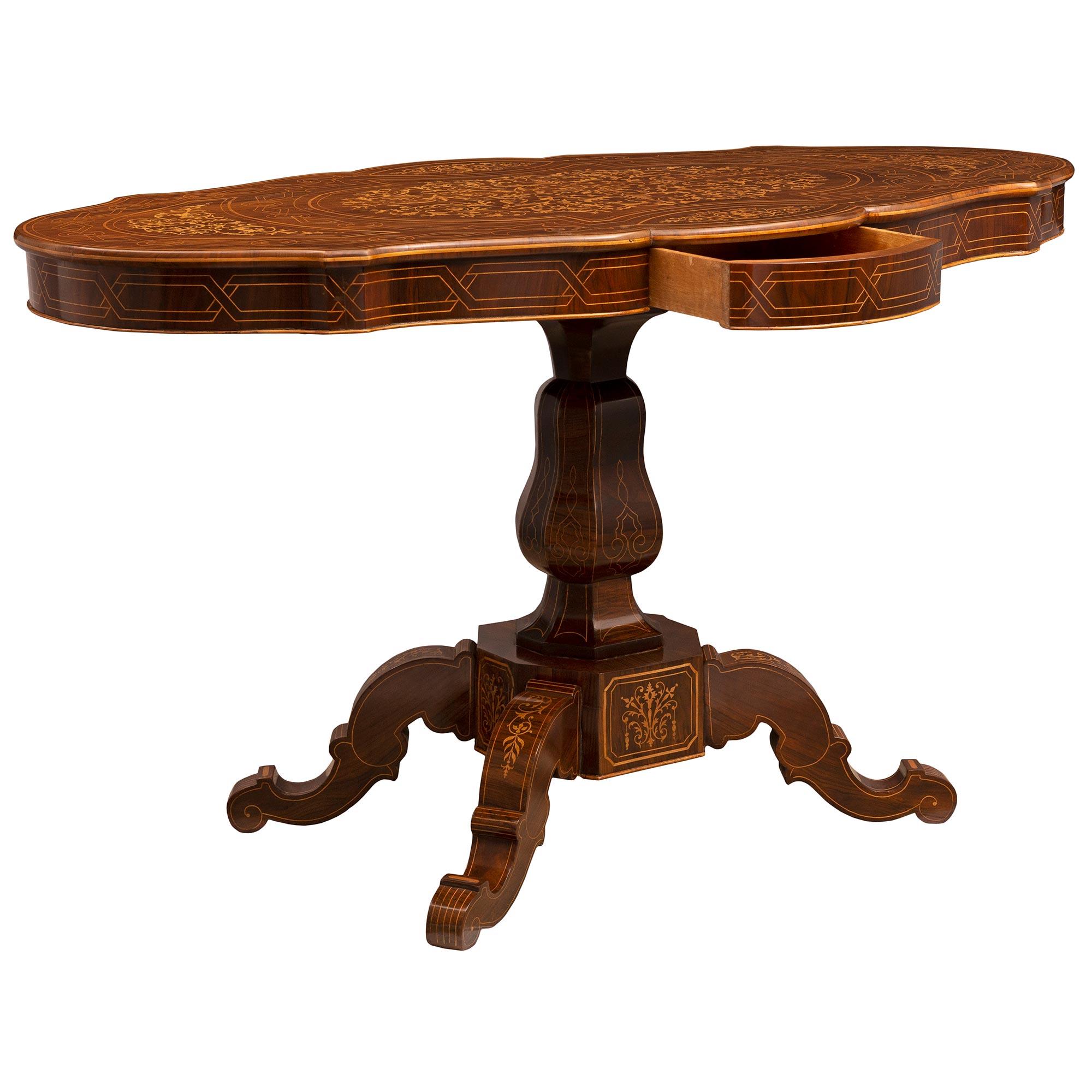 XIXe siècle Table italienne du 19ème siècle d'époque Charles X en noyer et bois d'érable marqueté en vente