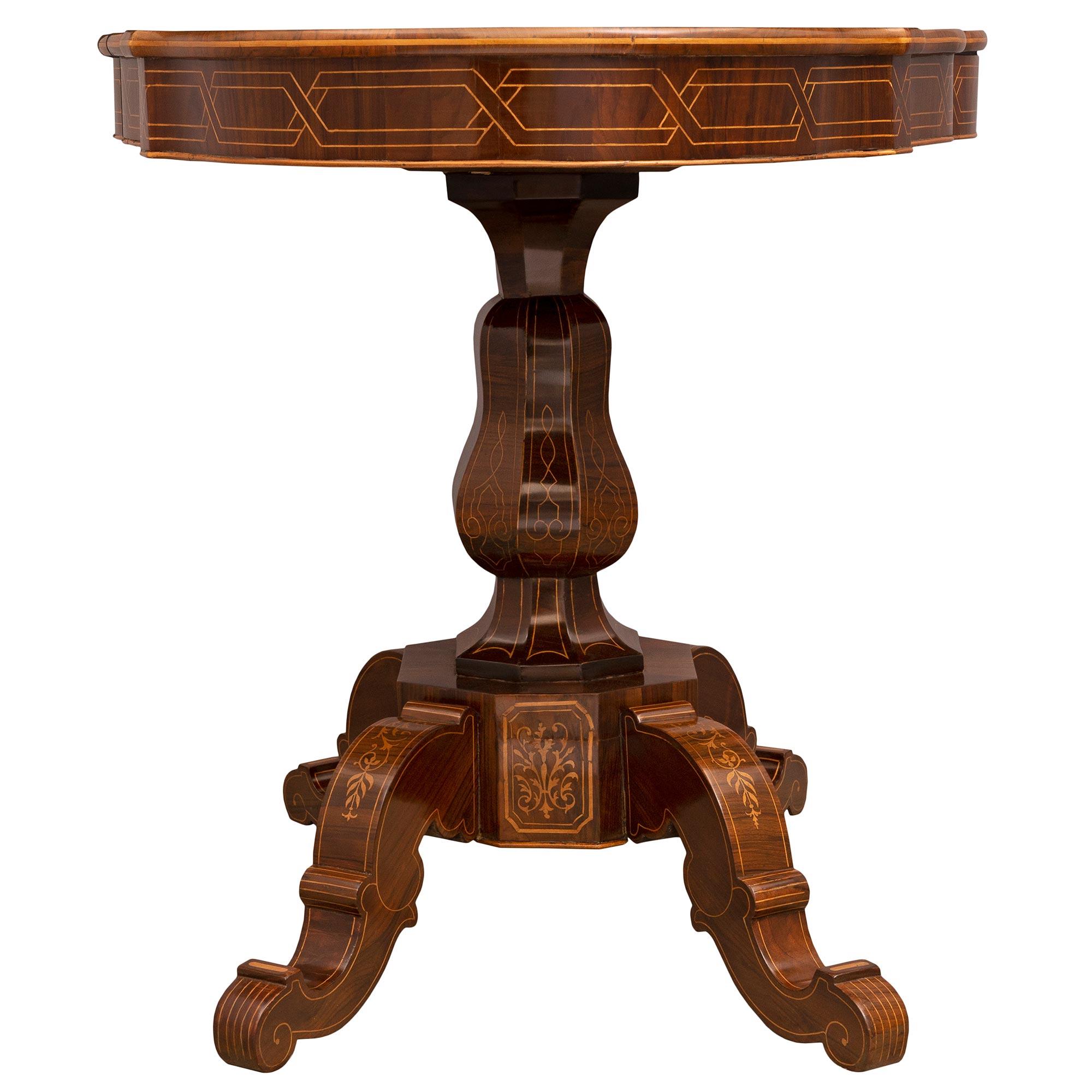 Érable Table italienne du 19ème siècle d'époque Charles X en noyer et bois d'érable marqueté en vente