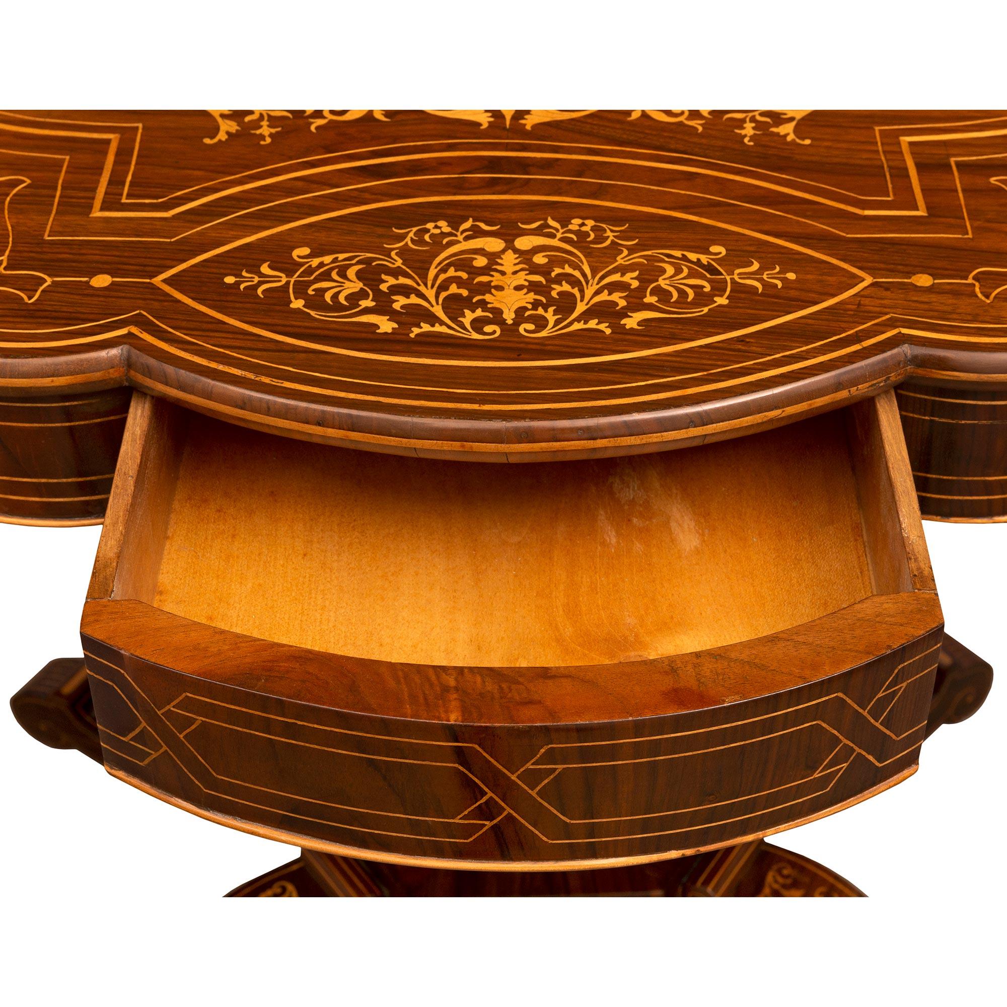 Table italienne du 19ème siècle d'époque Charles X en noyer et bois d'érable marqueté en vente 2