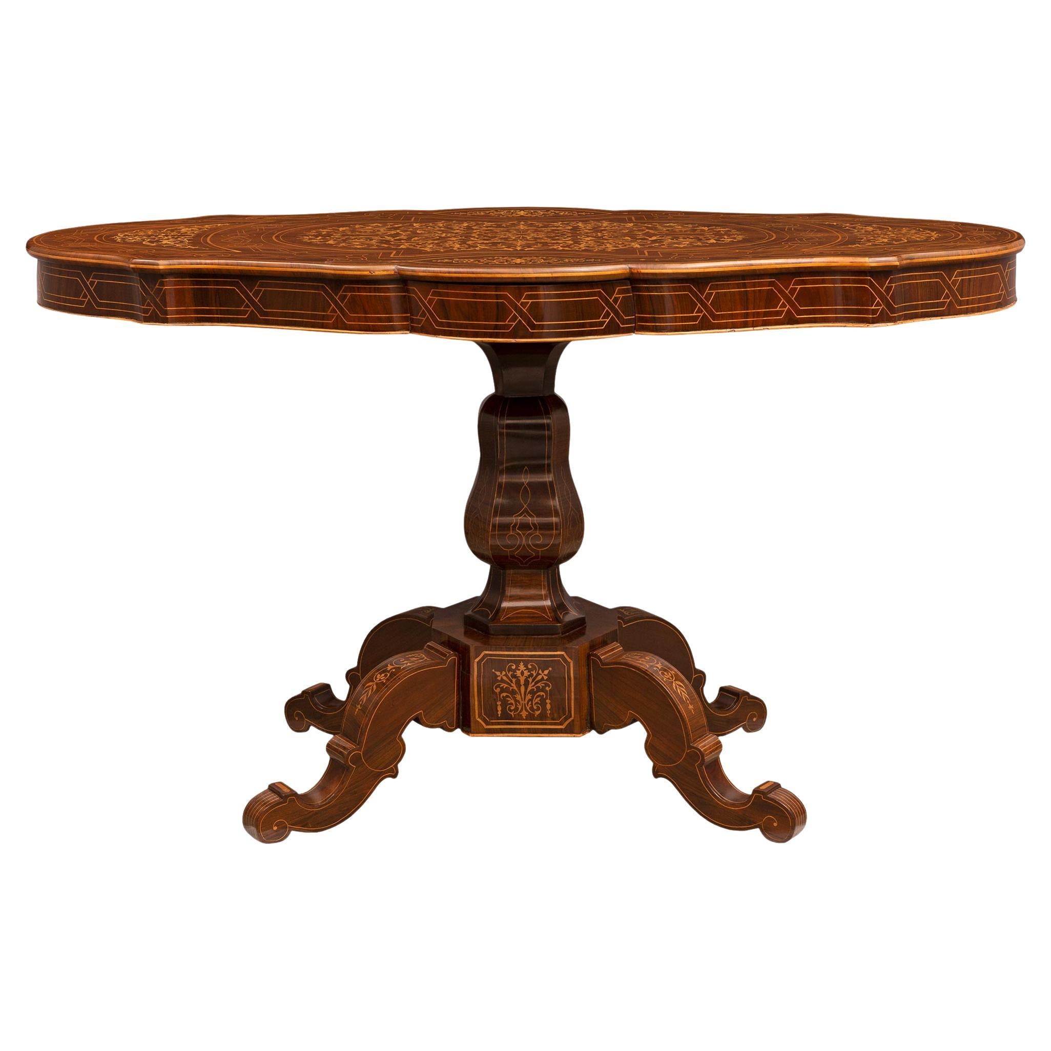 Table italienne du 19ème siècle d'époque Charles X en noyer et bois d'érable marqueté en vente