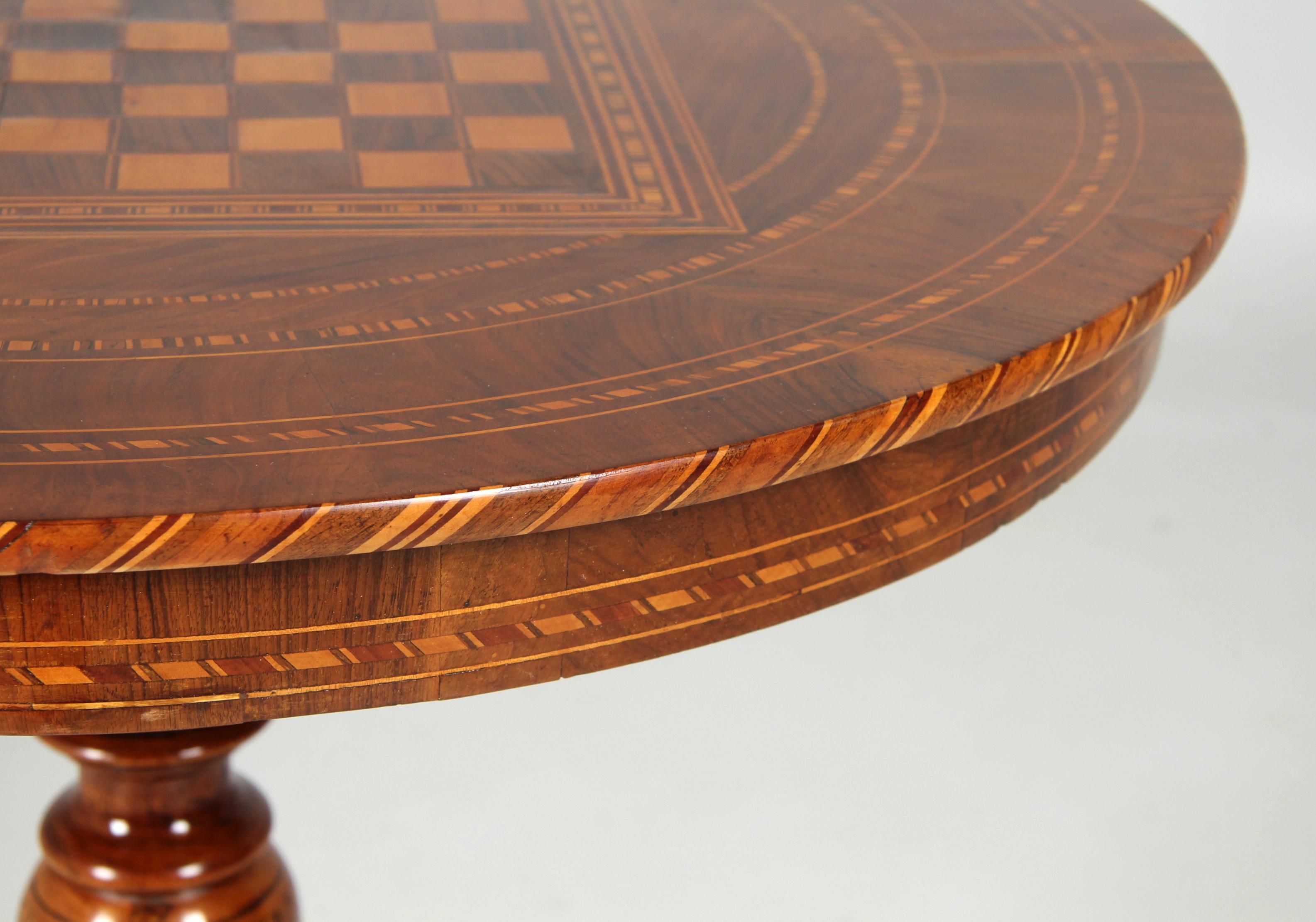 Italian 19th Century Chess Table with Marquetry In Good Condition In Greven, DE