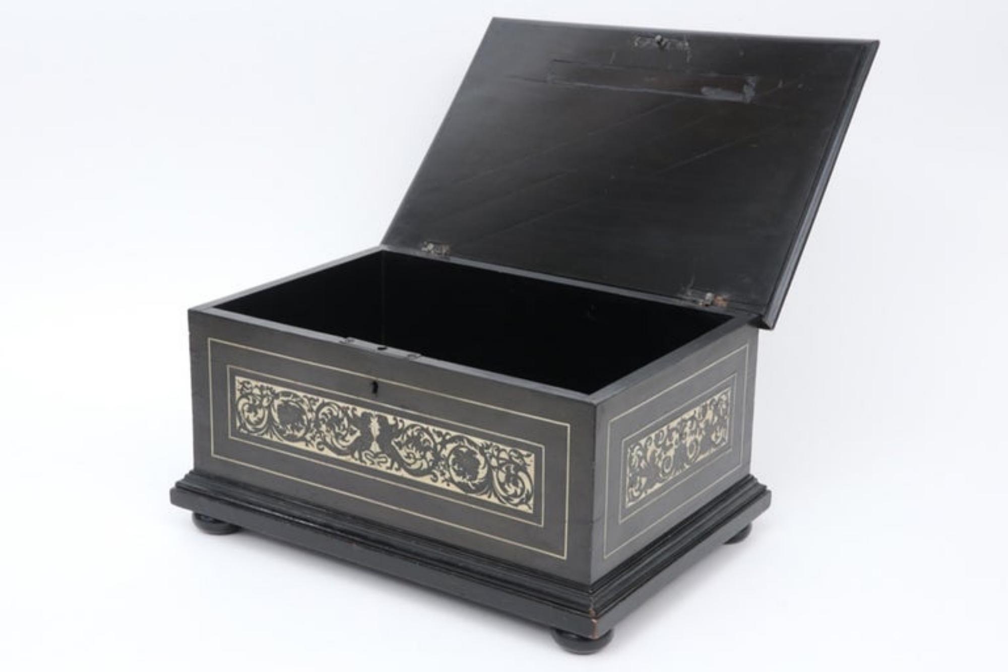 Italian 19th century chest.
in ebonised wood with an inlaid decor.
Measures: 19 x 36.5 x 25.5 cm.
Good condition.