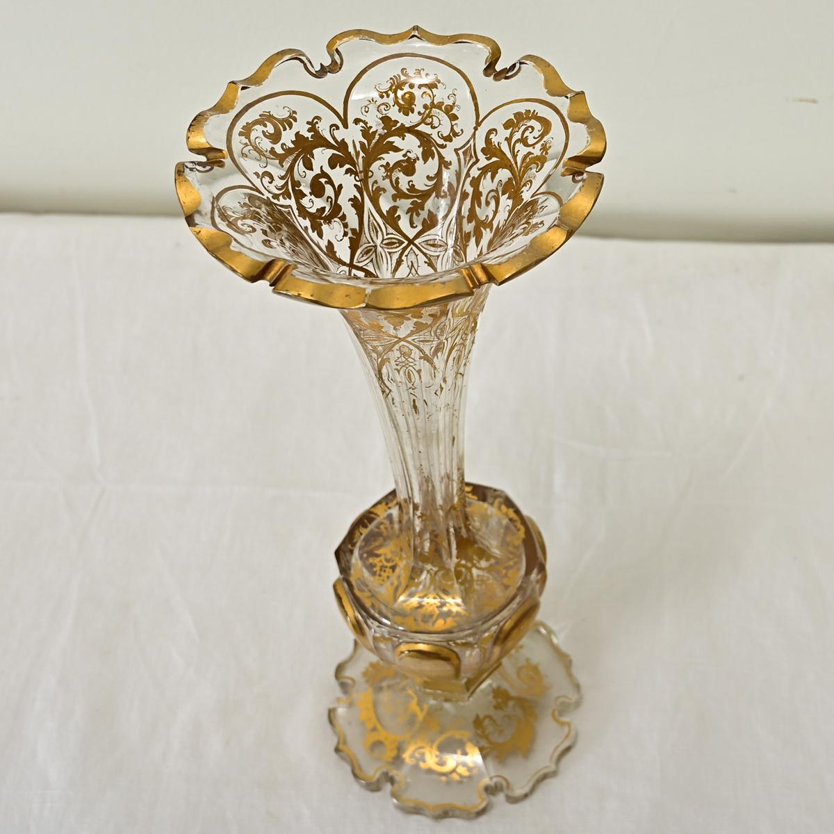 Atemberaubende italienische Vase aus vergoldetem Kristall, datiert auf ca. 1850, wenn nicht früher. Ein wahrer Kunsthandwerker und Visionär hat dieses Werk aus dickem, schwerem Glas geformt, um die trompetenförmige Form mit geraffter Lippe zu