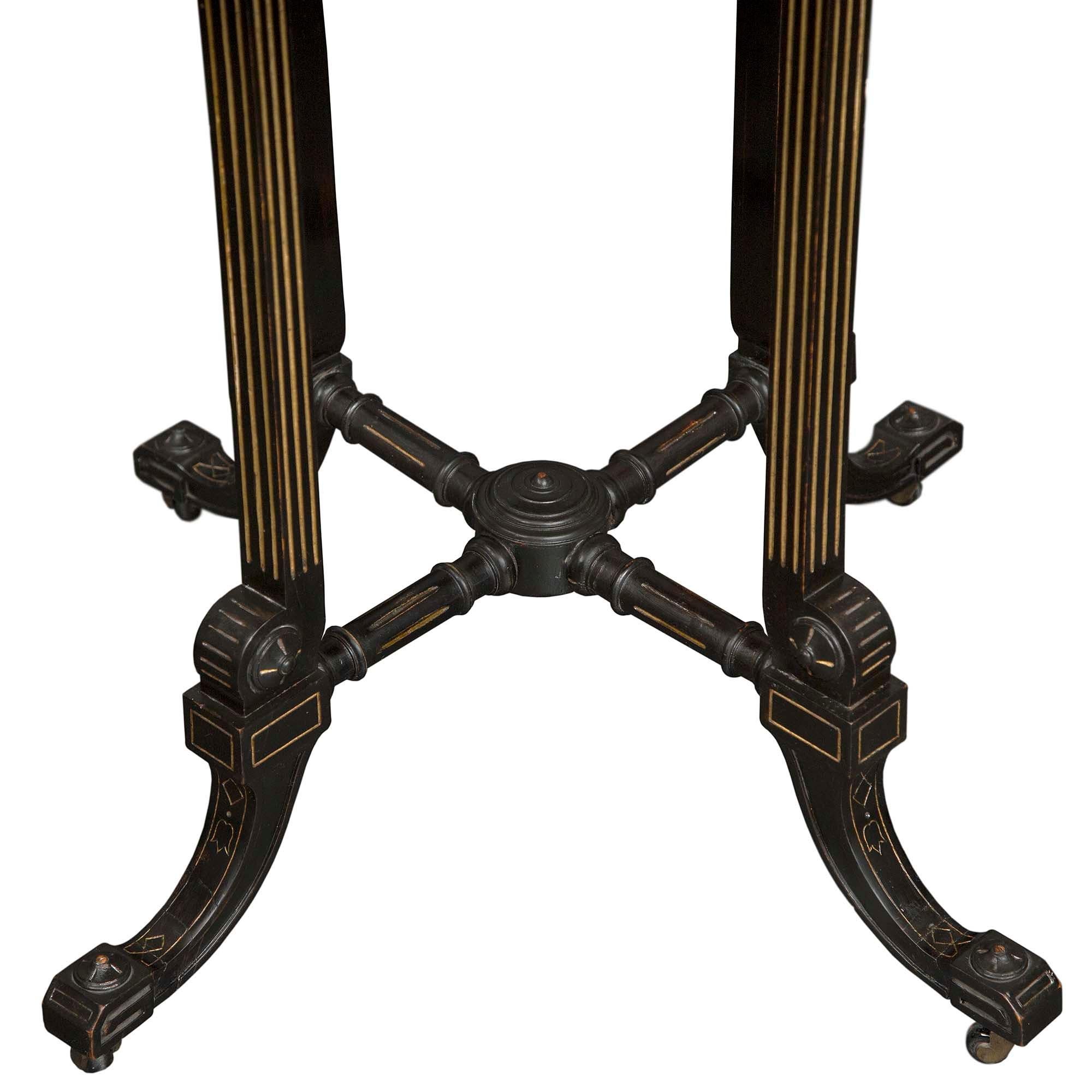 Table d'appoint italienne du 19ème siècle en ébène, ronce de noyer, bois doré et Pietra Dura en vente 1