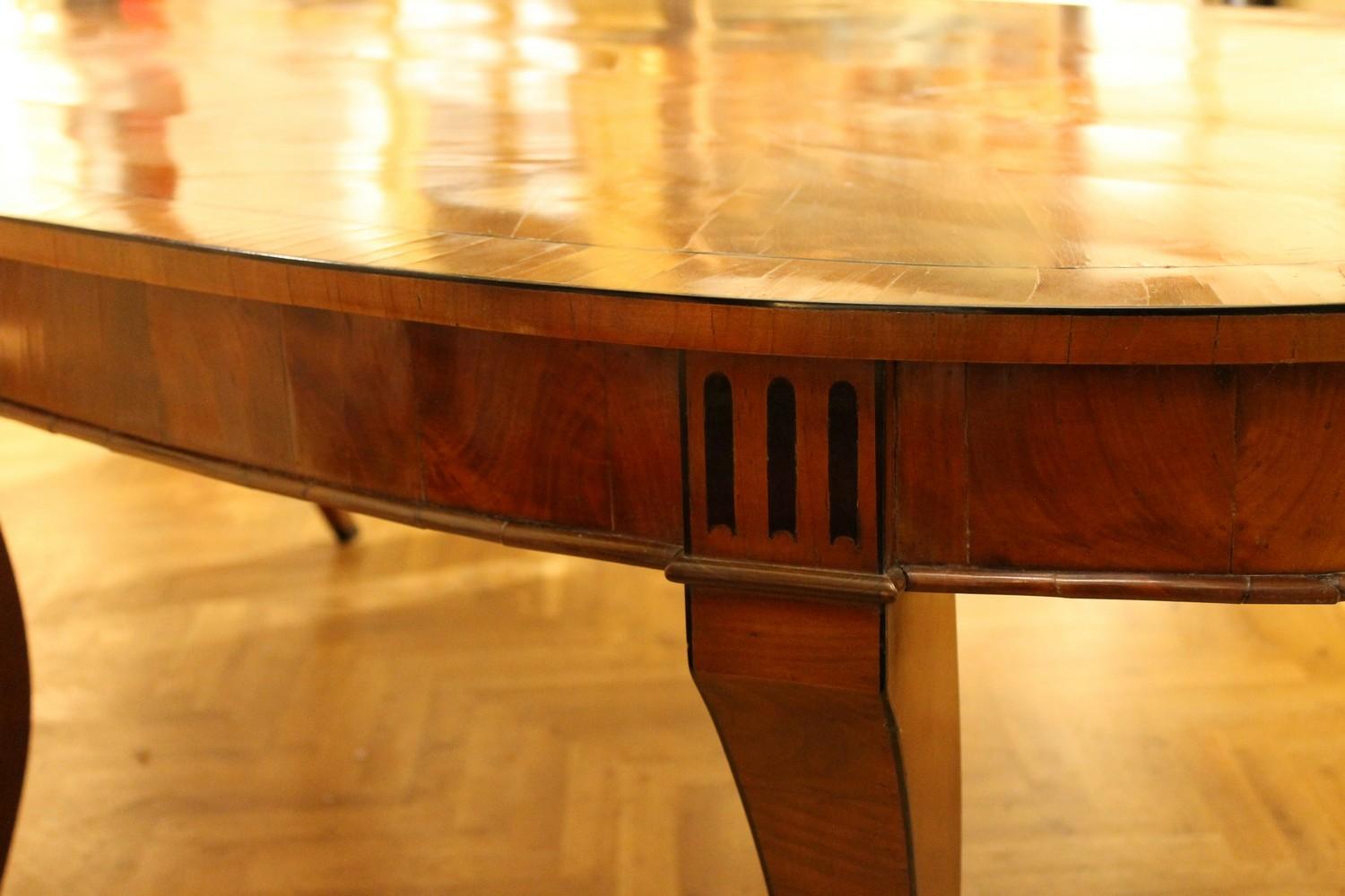 Italian Empire Style 19th Century Oval Cherrywood and Ebony Dining Room Table For Sale 6