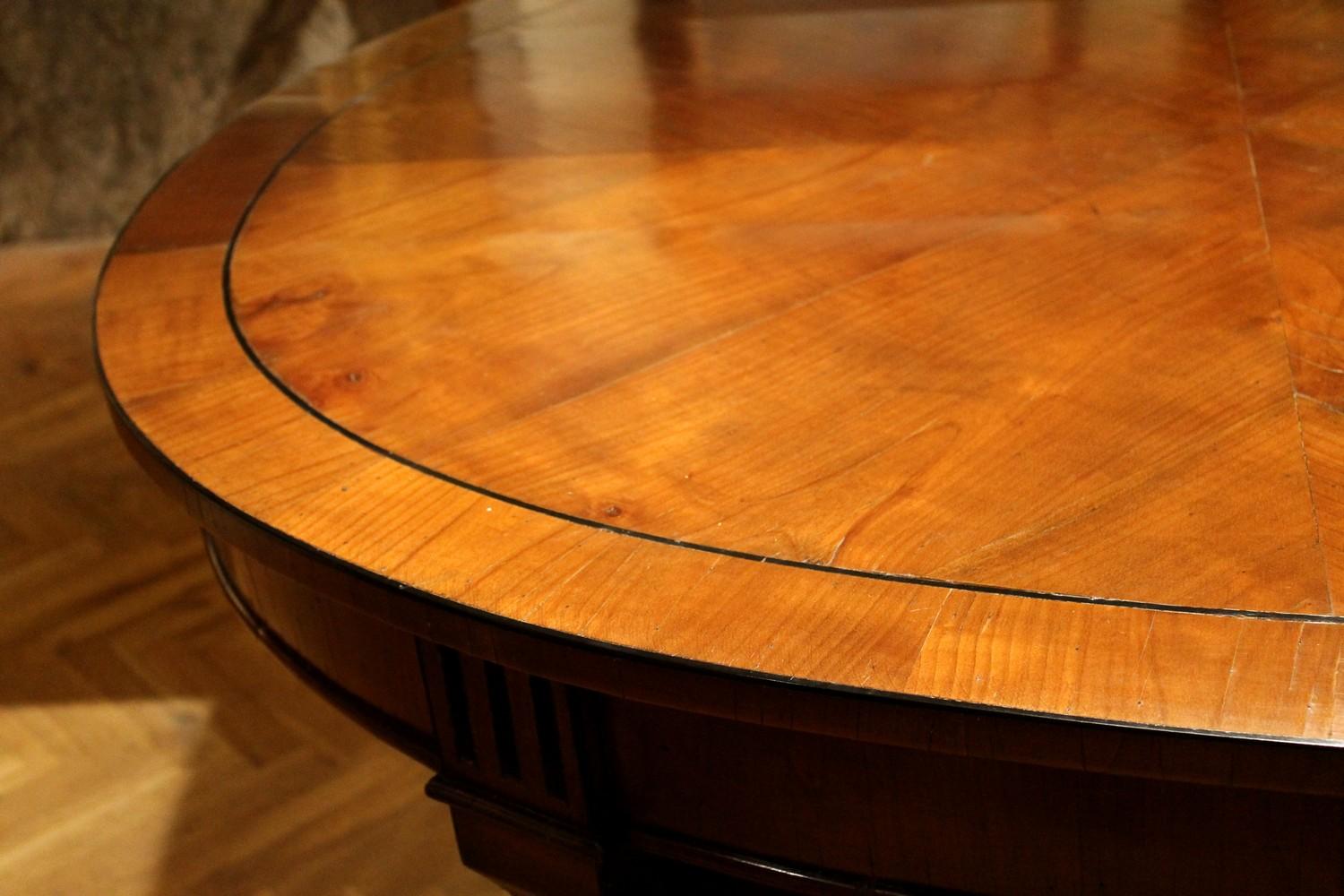 Ovaler Esszimmertisch aus Kirschbaumholz und Ebenholz im italienischen Empire-Stil des 19. Jahrhunderts im Angebot 5