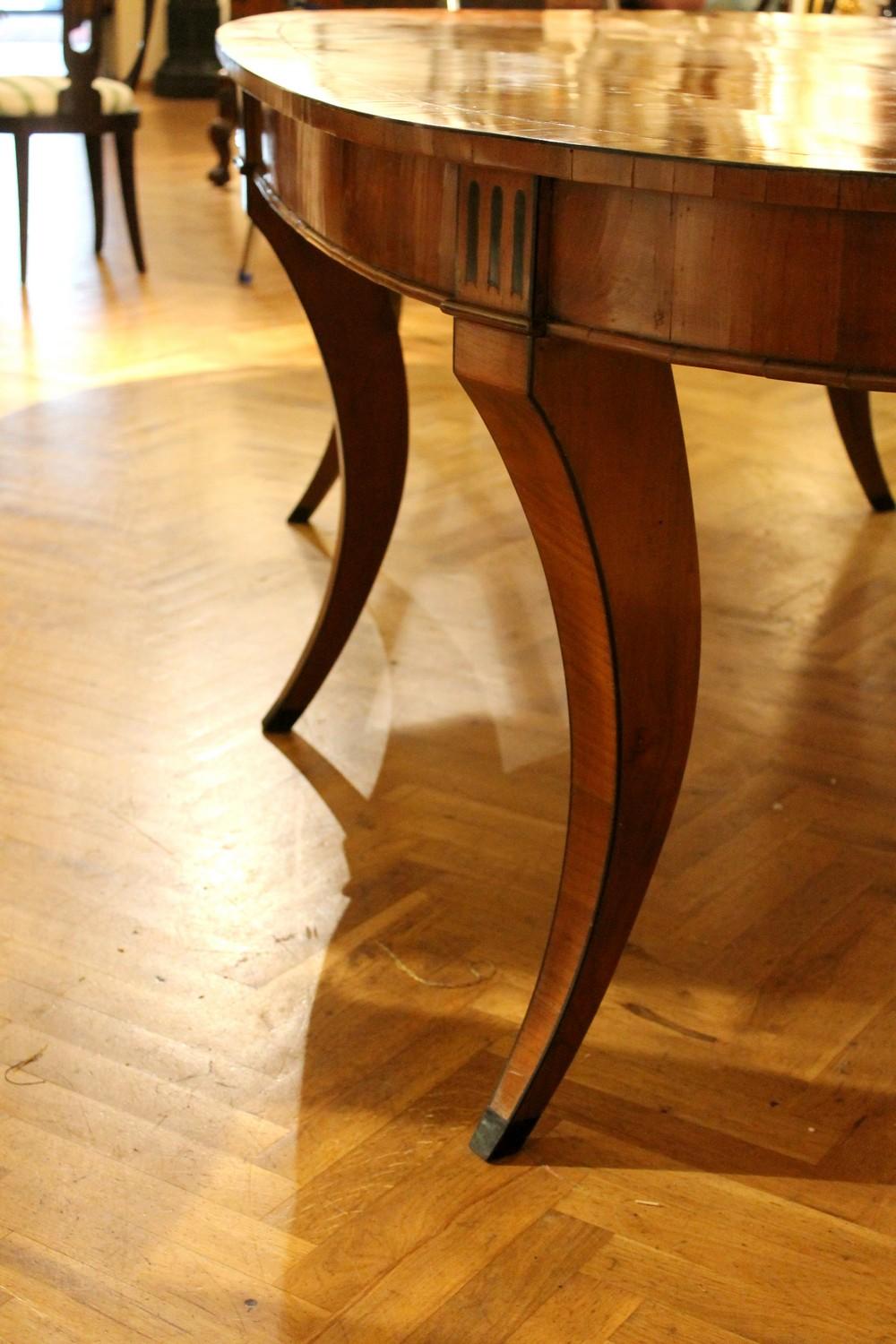 Ovaler Esszimmertisch aus Kirschbaumholz und Ebenholz im italienischen Empire-Stil des 19. Jahrhunderts im Angebot 9